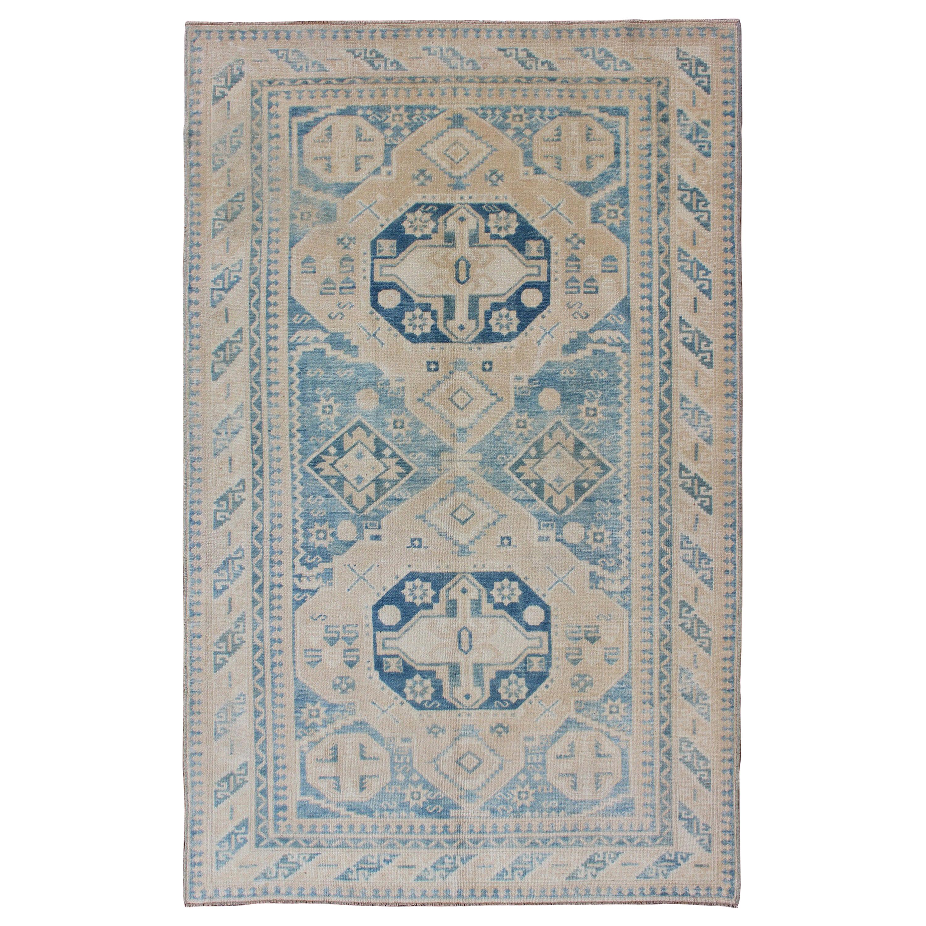 Blauer und hellbrauner türkischer Oushak-Teppich im Vintage-Stil mit geometrischen zwei Medaillons