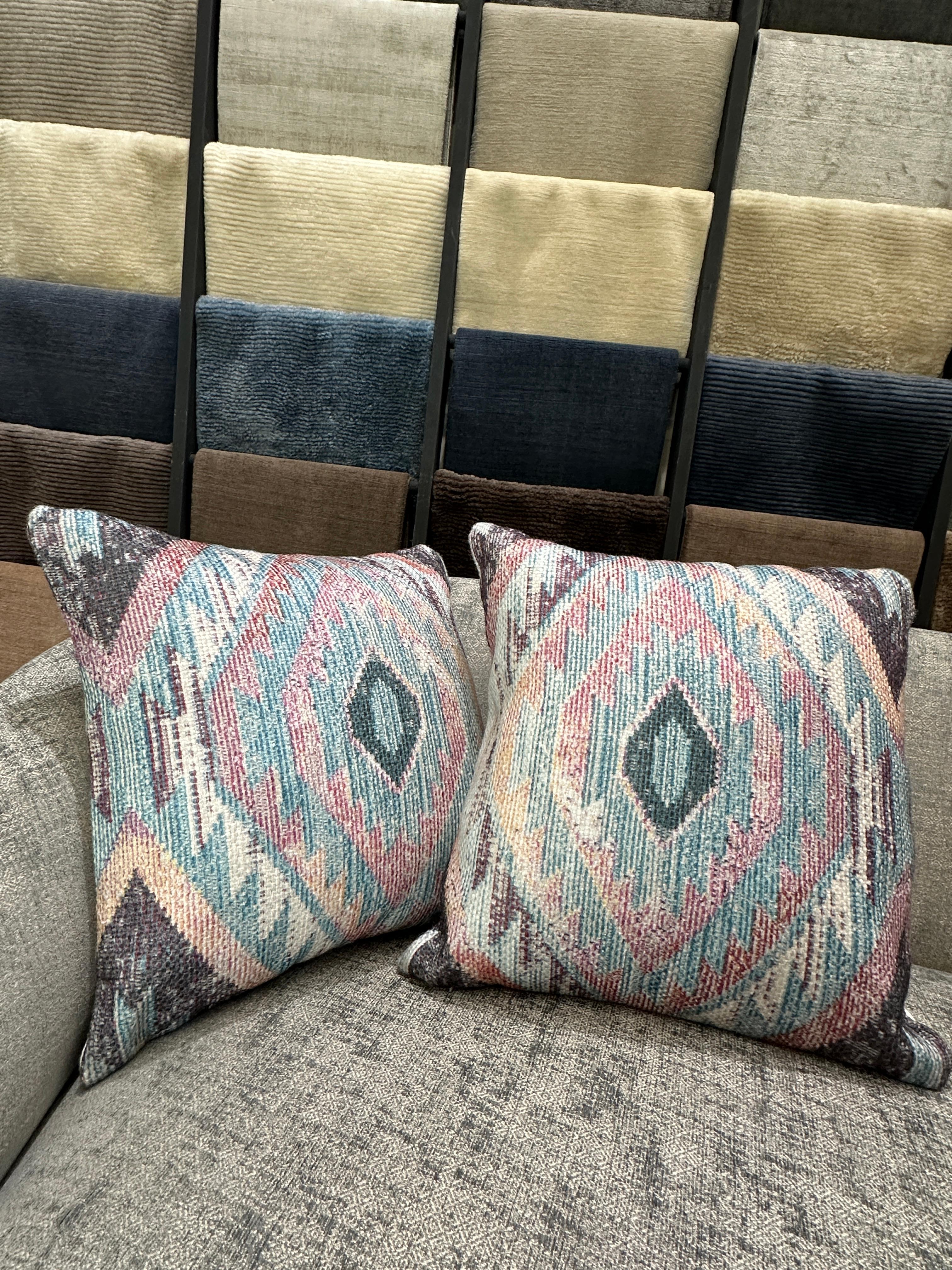 Coussin bleu et violet coucher de soleil Bohème

Ajoutez une touche de personnalité relaxante à votre espace avec notre oreiller Bohème Sunset bleu et violet. Conçu dans des tons froids de bleu et de violet, ce coussin apporte une touche de couleur