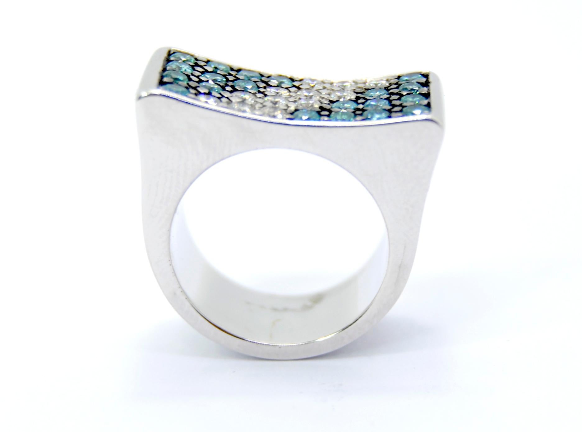Contemporary Blue and White 1.75 Carat Diamonds in 18 Karat White Gold Ring For Sale