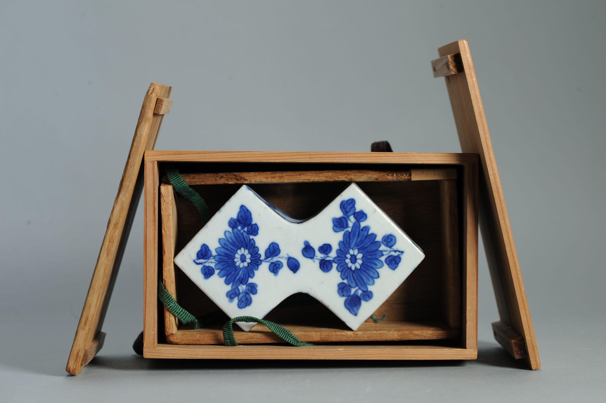 Fino al XVIII secolo Porcellana cinese antica del 17° secolo in blu e bianco Periodo di transizione o primi Qing in vendita
