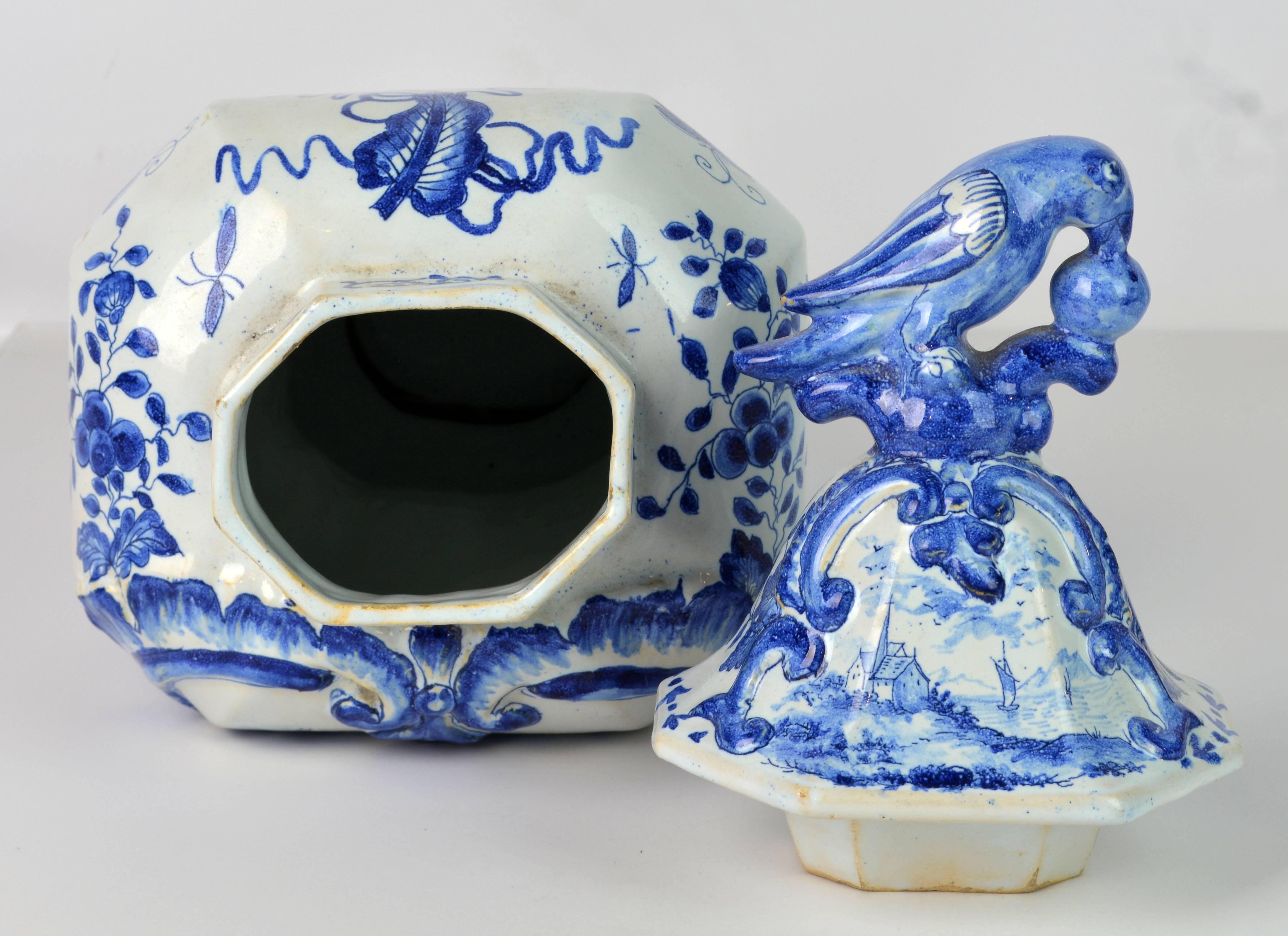 Blue and White 18th Century Delft Pottery Covered Octagonal Jar with Bird Finial In Good Condition In Ft. Lauderdale, FL