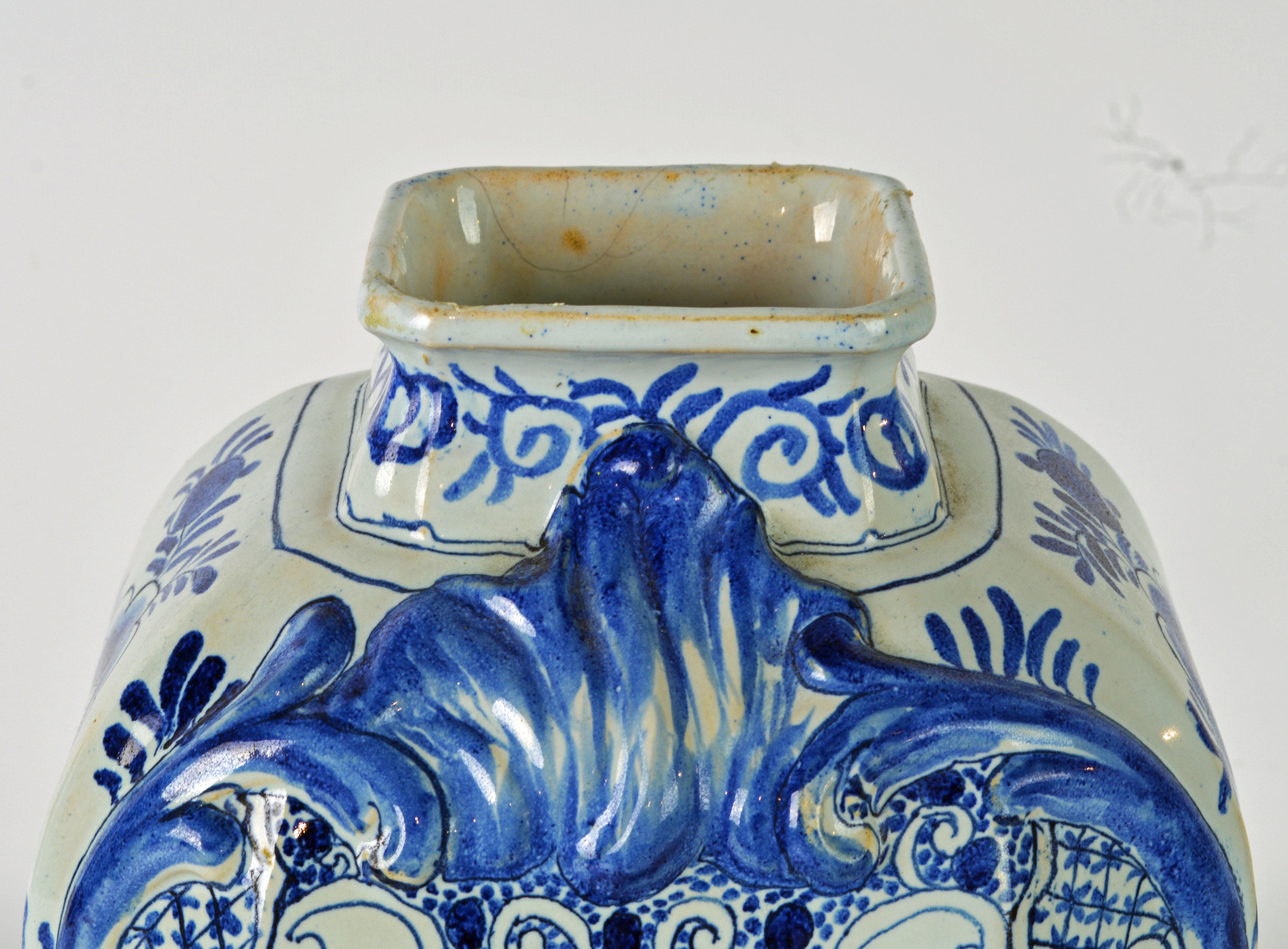 Blue and White 18th Century Delft Pottery Covered Octagonal Jar with Lion Finial In Good Condition In Ft. Lauderdale, FL