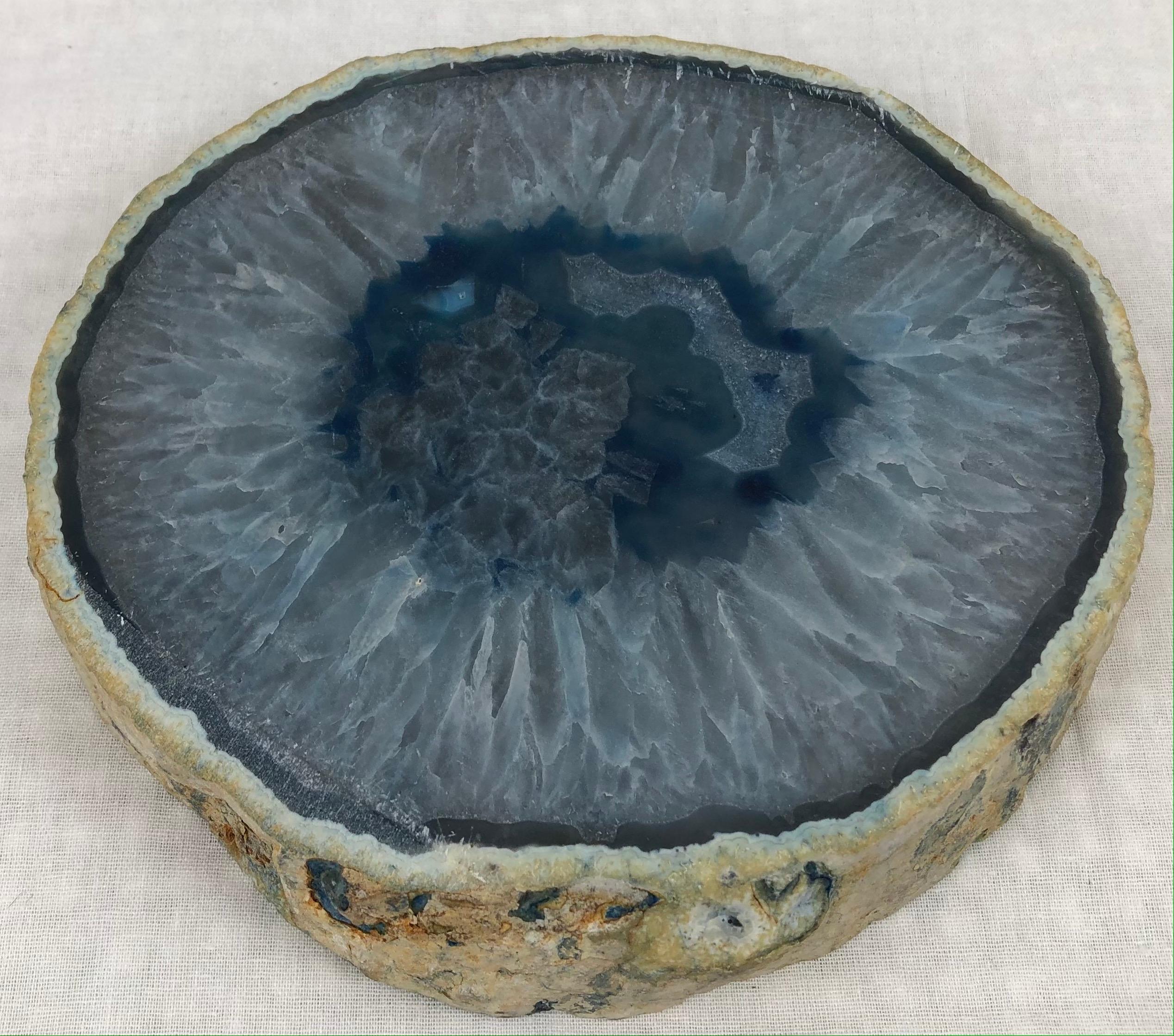 A beautiful blue and white agate/onyx vessel bowl or decorative object. 
Piece can work as a small jewelry dish, standalone piece, key holder/vide poche or paperweight/desk accessory for small items, etc. Elegant and convenient for a table, desk,