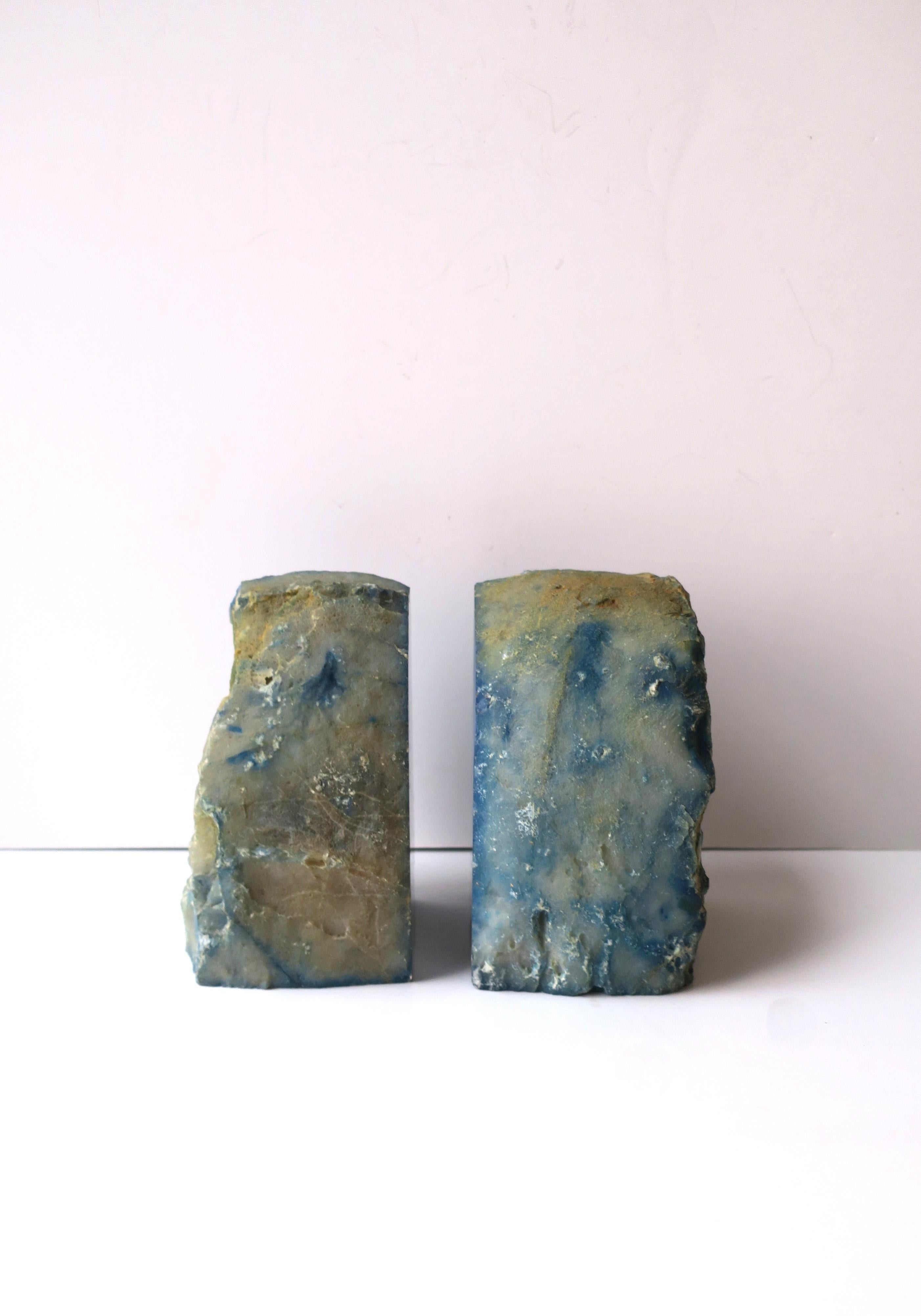 Blauer und weißer Quarz-Geode-Buchstützen, Paar  im Angebot 4