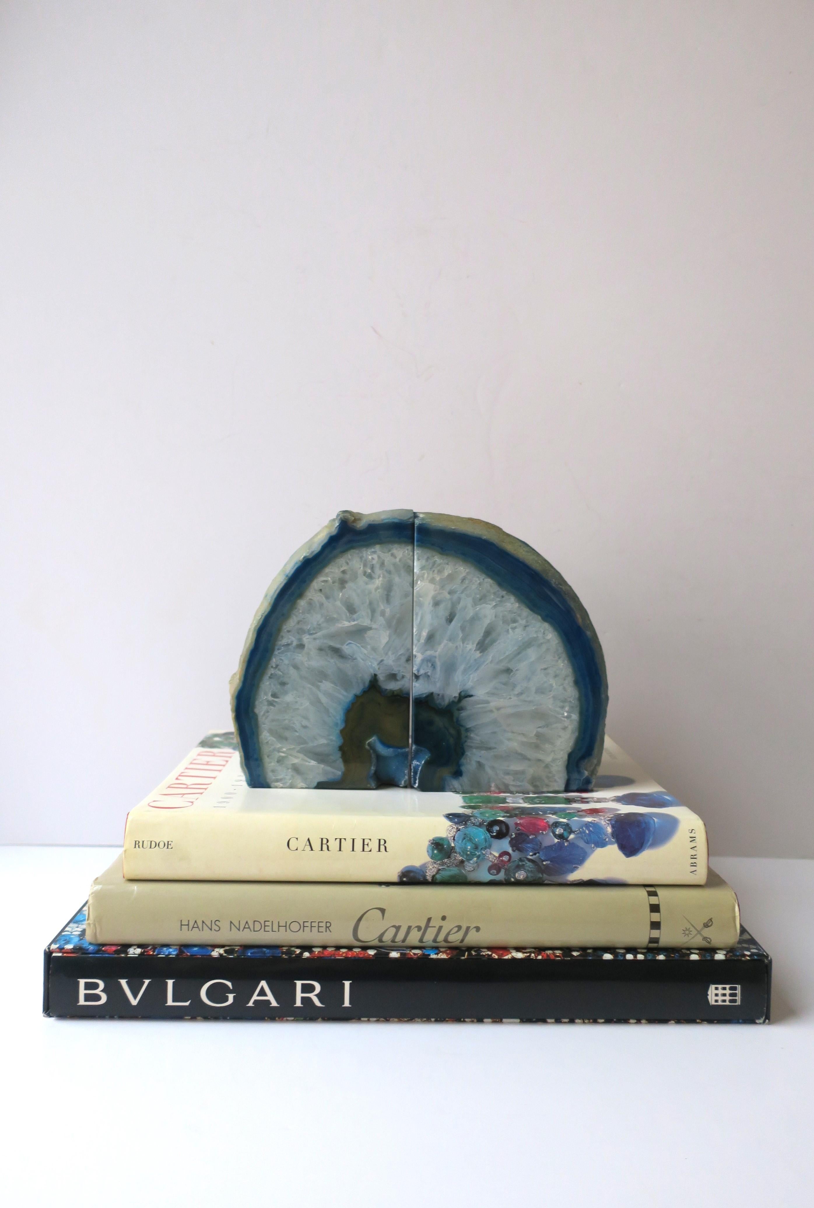 Blauer und weißer Quarz-Geode-Buchstützen, Paar  im Zustand „Gut“ im Angebot in New York, NY
