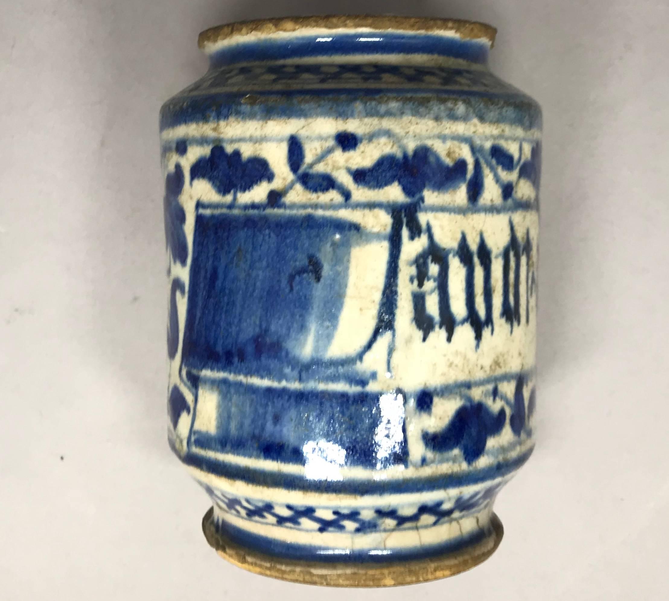 Blaue und weiße Vase von Albarello. Kleineres Apothekerkännchen aus italienischer Keramik mit reichem blauem und weißem Blumenmuster und Inschrift; Design nach persischem Vorbild, Italien, frühes 17.
Abmessungen: 4