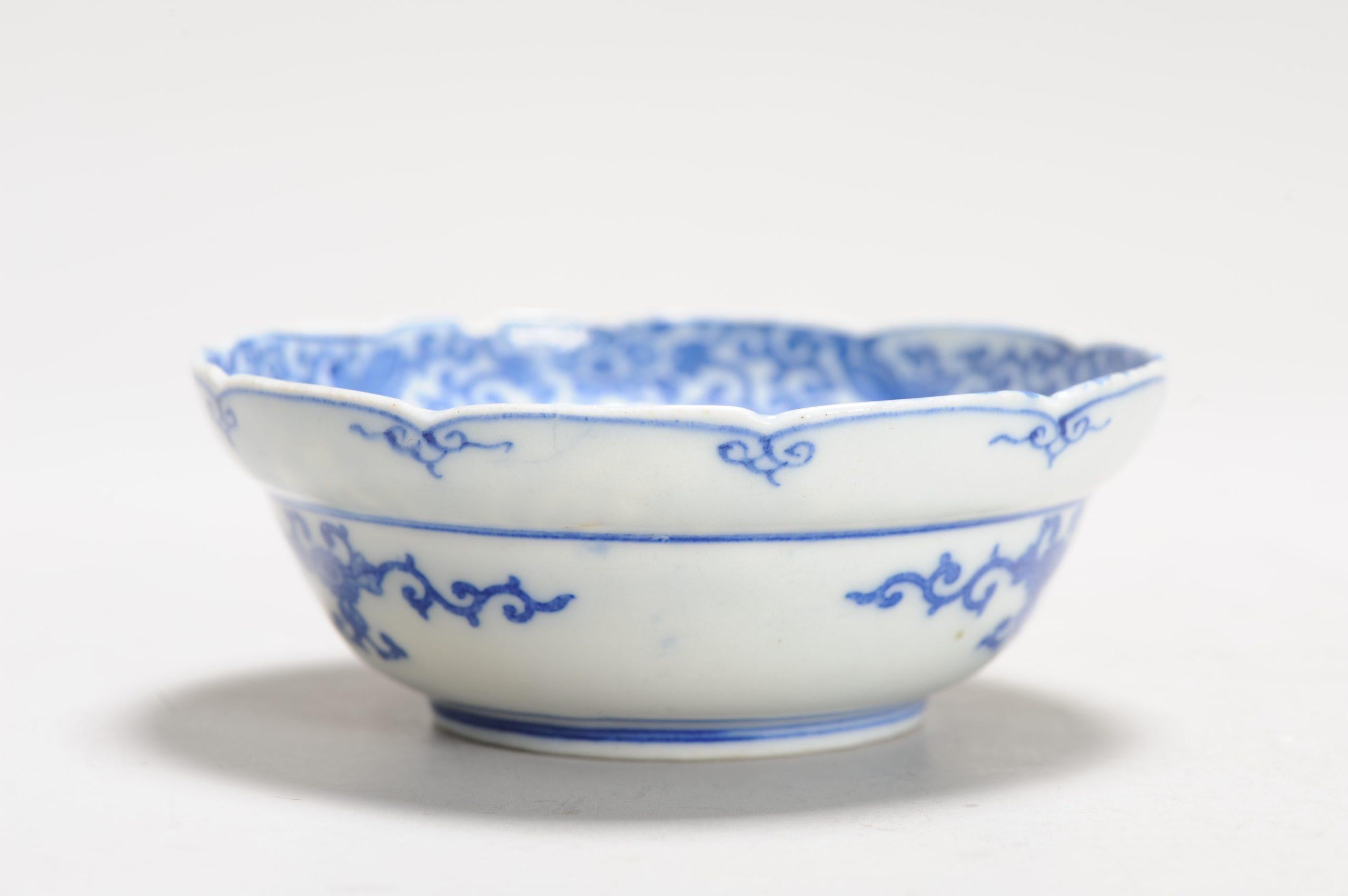 Cuenco del Periodo Impreso de Porcelana Japonesa Arita Azul y Blanca, Siglo XVIII Edo en venta