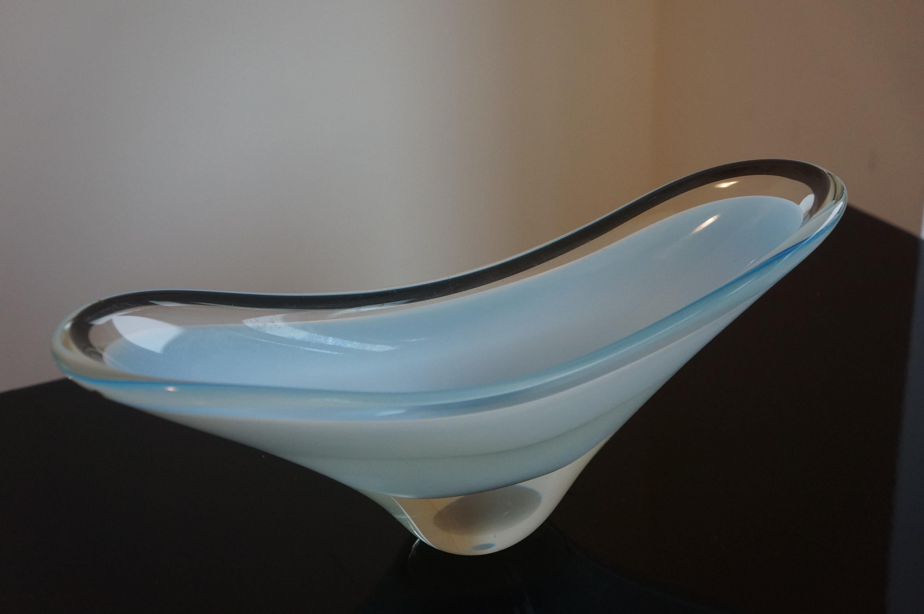 Art glass decorative bowl by Paul Kedelv for Flygsfors. Made in Sweden in the 1960s. This gorgeous decorative bowl is made with light blue, white, and clear art glass which is meticulously layered to make for a beautiful transition of colours. It