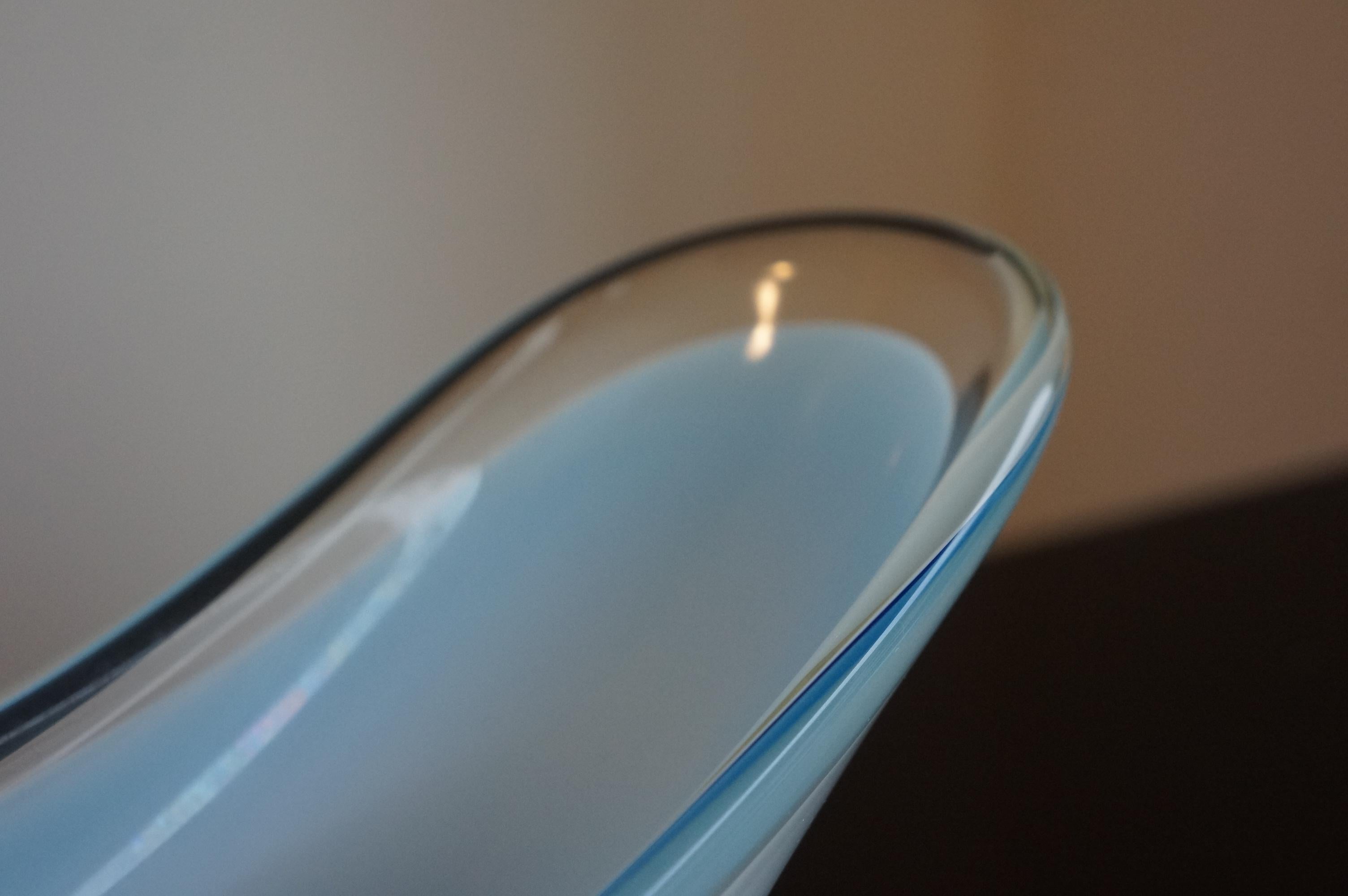 Mid-20th Century Blue and White Art Glass Bowl by Paul Kedelv for Flygsfors For Sale