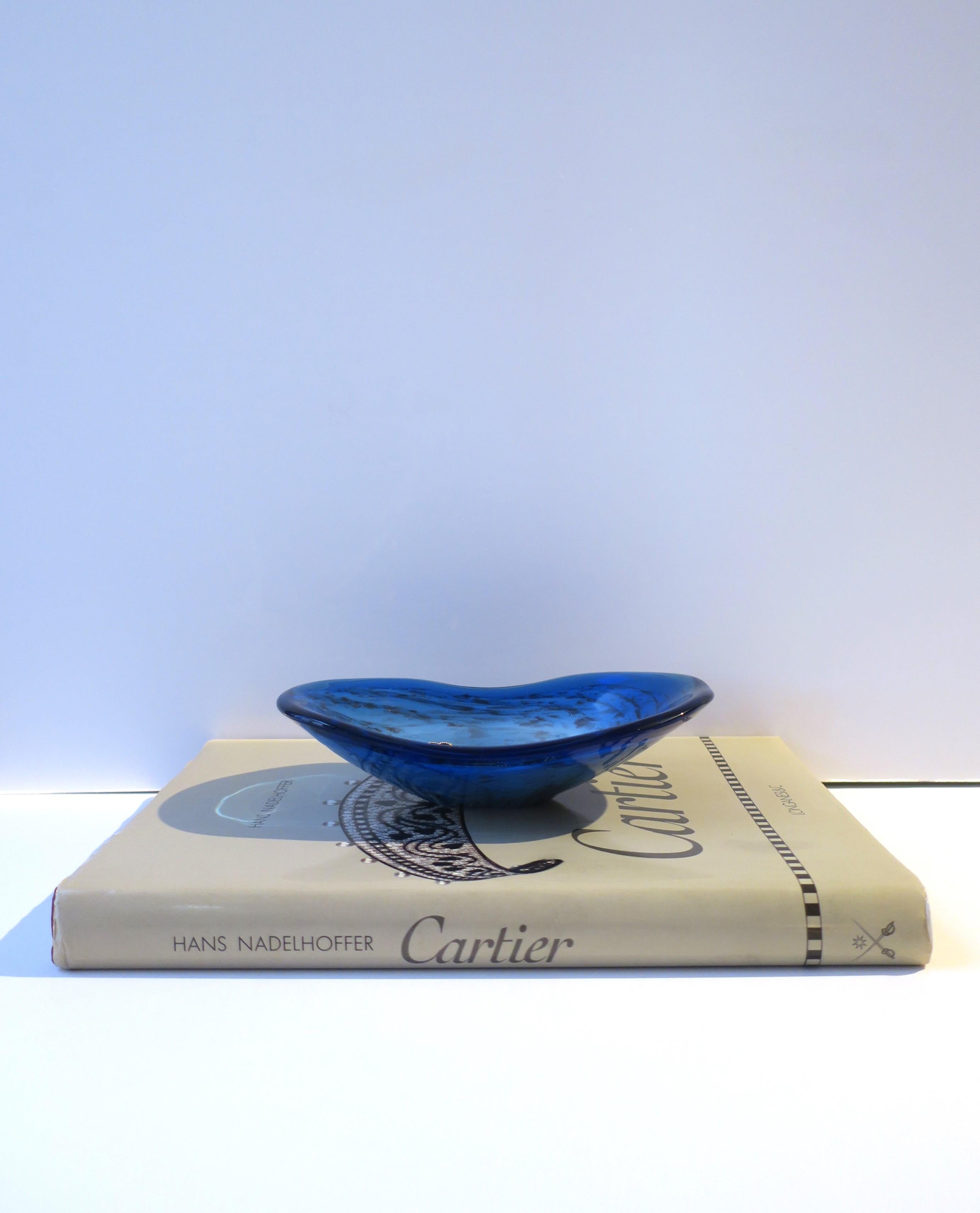 Blue and White Art Glass Bowl  In Good Condition For Sale In New York, NY