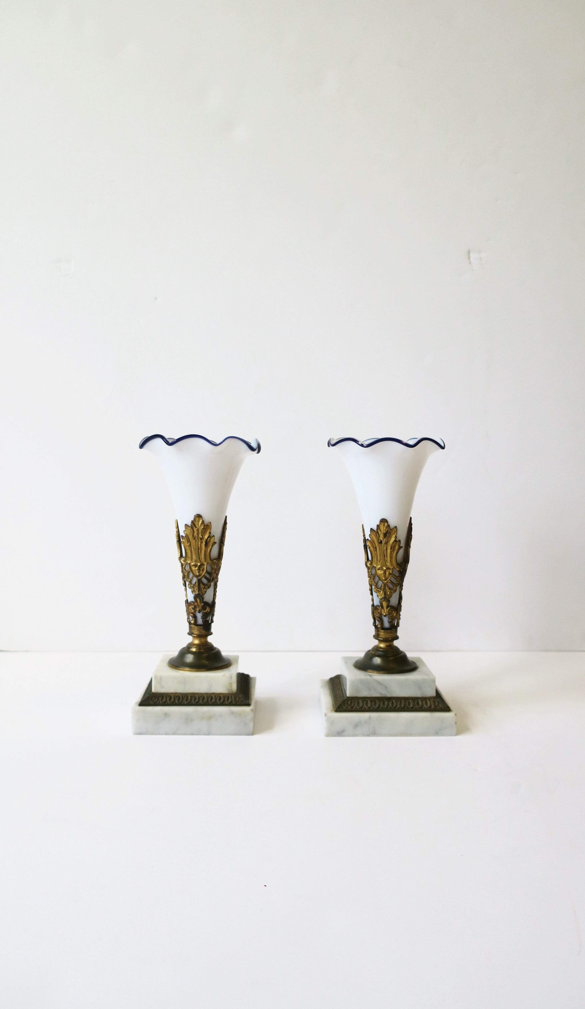 Français Paire de vases d'art français en verre blanc et bleu sur socle en laiton et marbre en vente