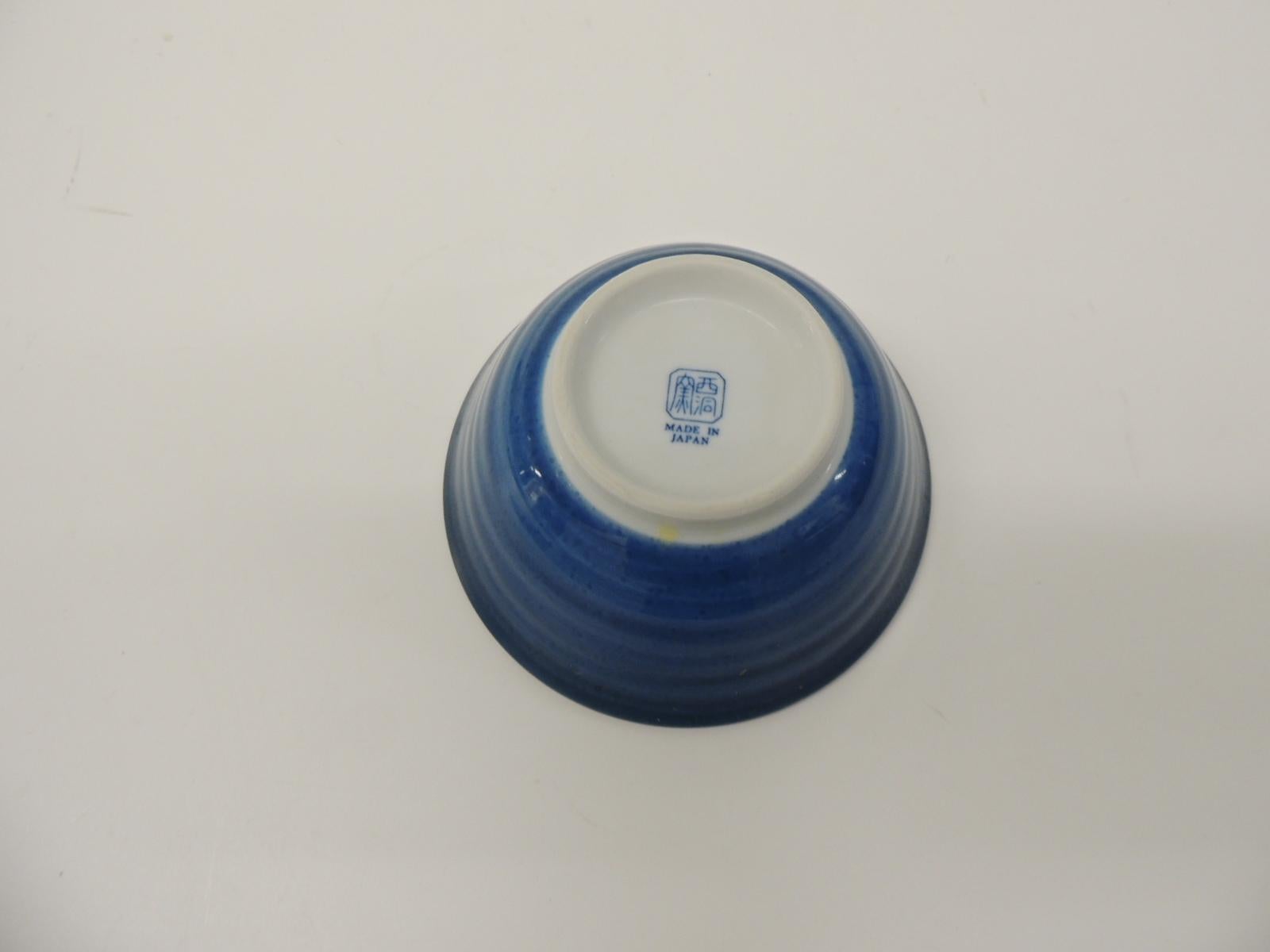 Asiatische blaue und weiße runde Dekoschale (Handgefertigt)