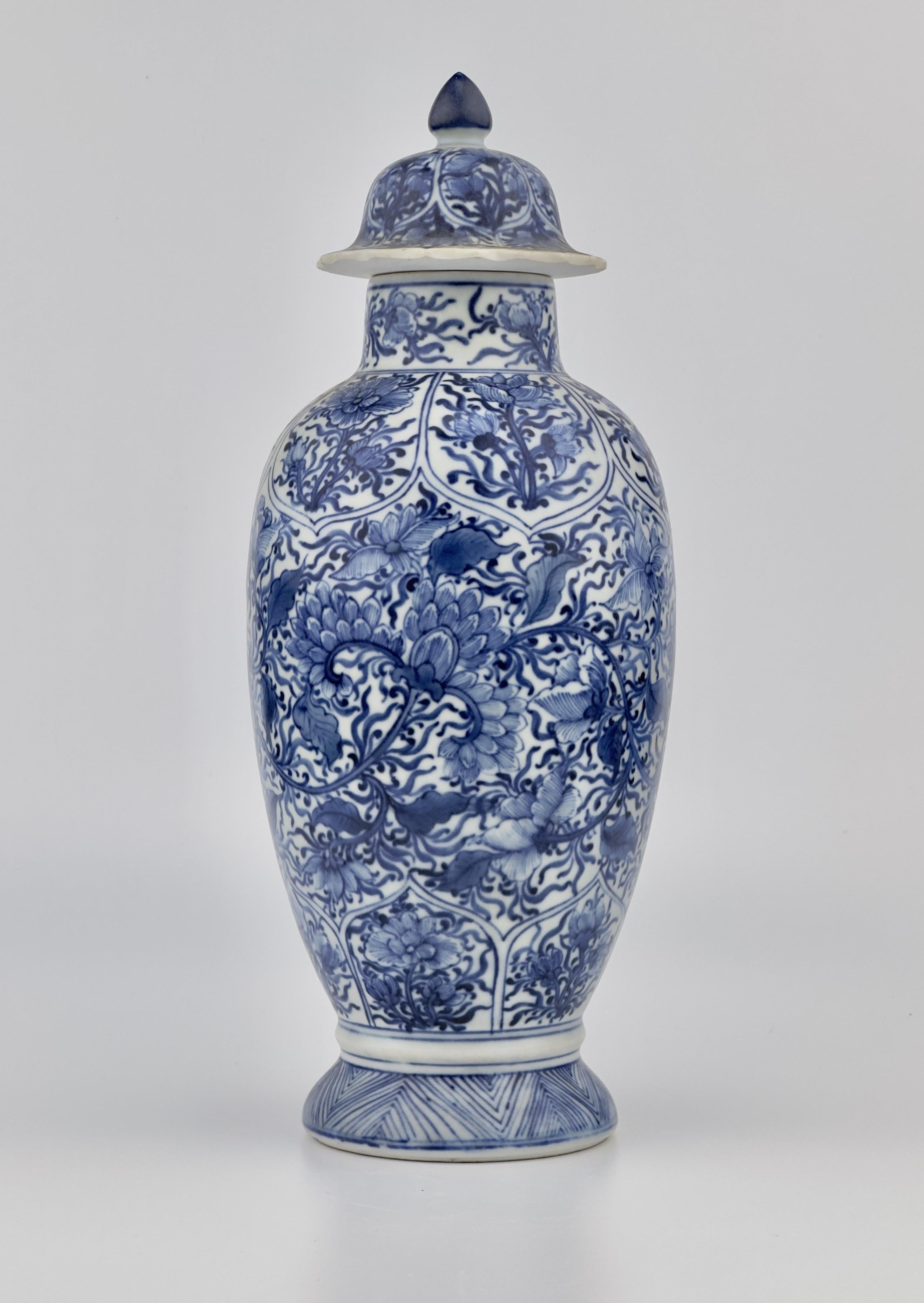 Die balusterförmige Vase erhebt sich von einem gespreizten Fuß zu einem kurzen, taillierten Hals, verziert in Unterglasurblau mit Blumenblüten auf blattartigen Stängeln.

Zeitraum : Qing-Dynastie, Herrschaft Kangxi
Herstellungsdatum: