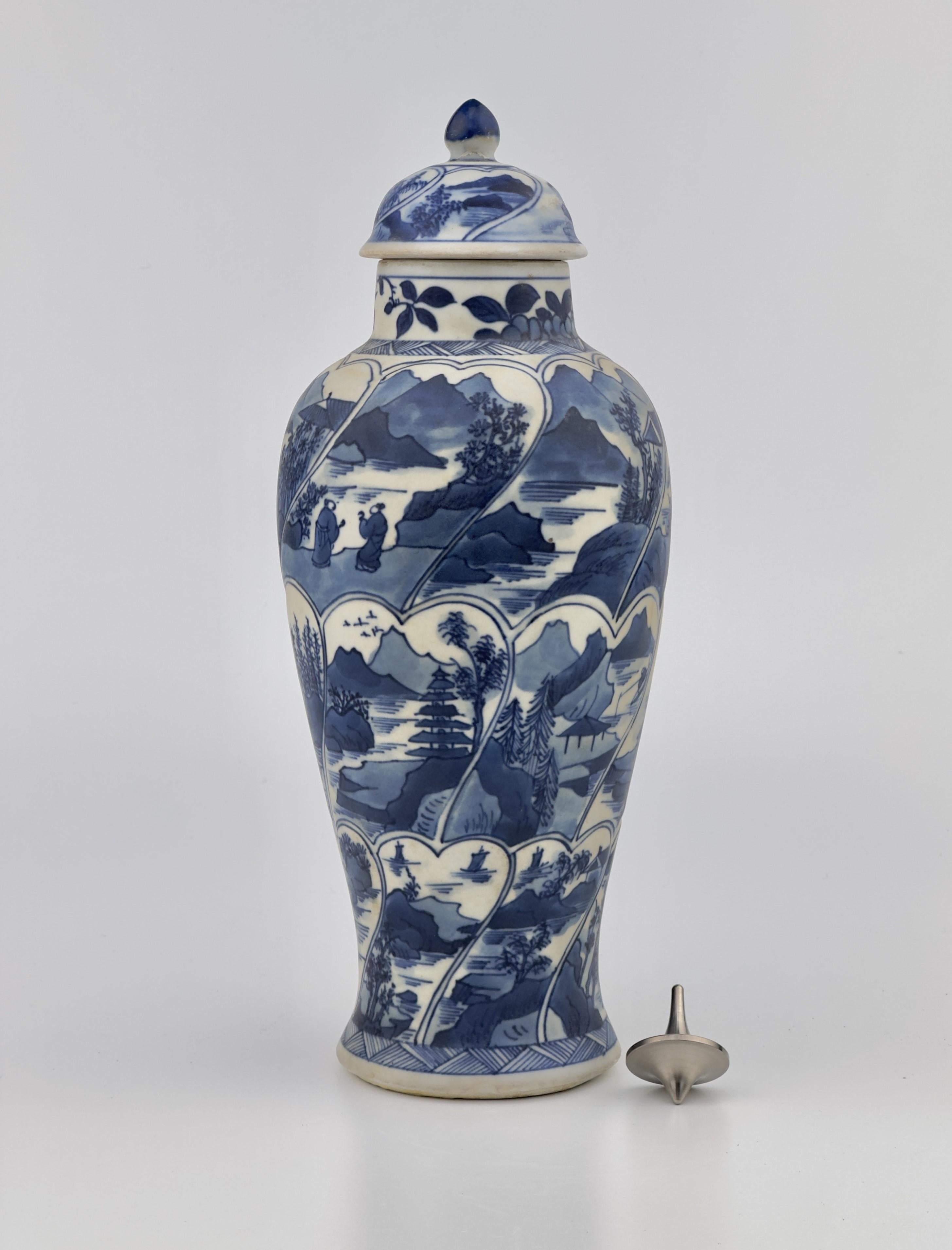 Blaue und weiße Balustervase, Qing Dynasty, Kangxi Ära, CIRCA 1690 (Glasiert) im Angebot
