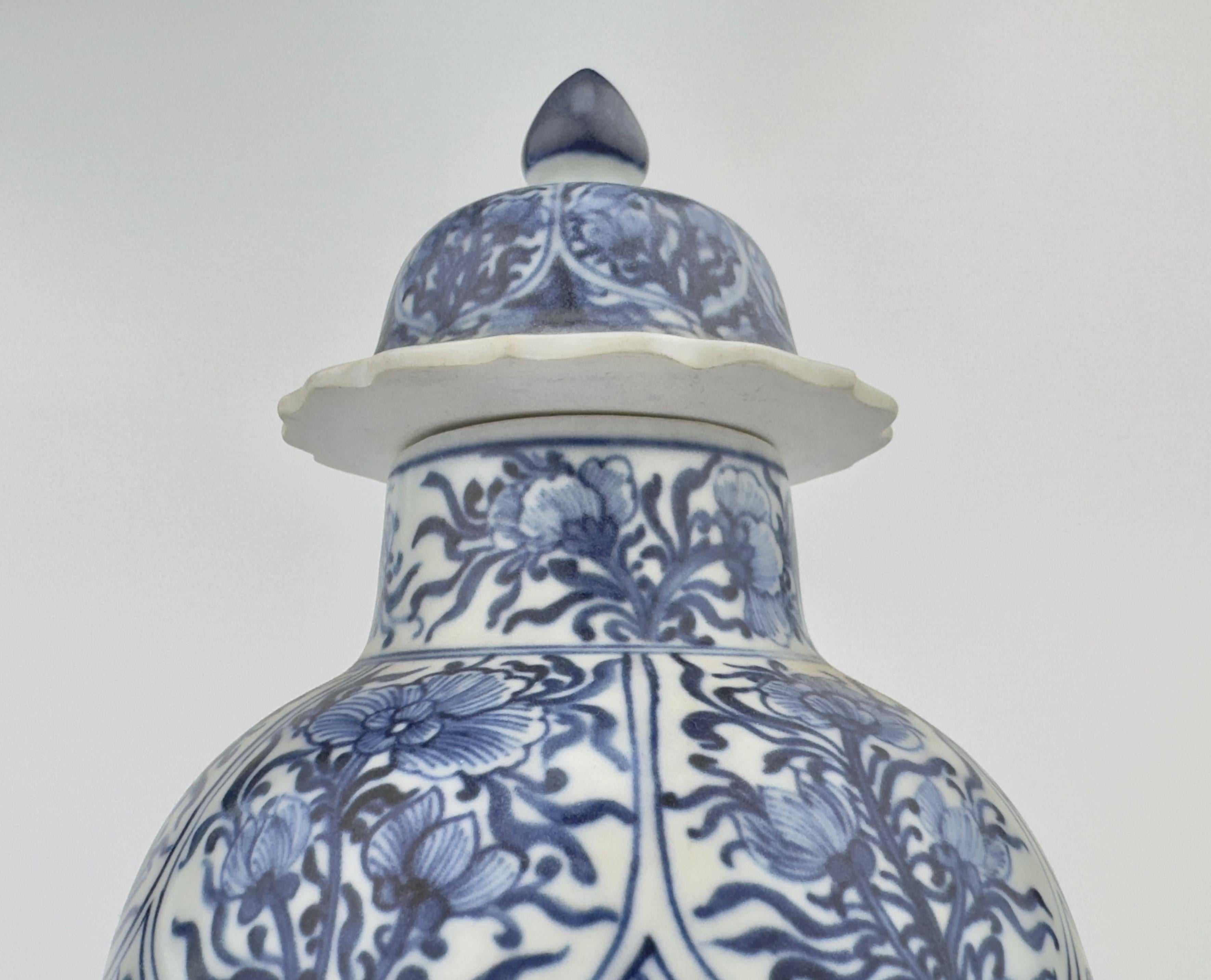 Blaue und weiße Balustervase, Qing Dynasty, Kangxi Ära, CIRCA 1690 (Spätes 17. Jahrhundert) im Angebot