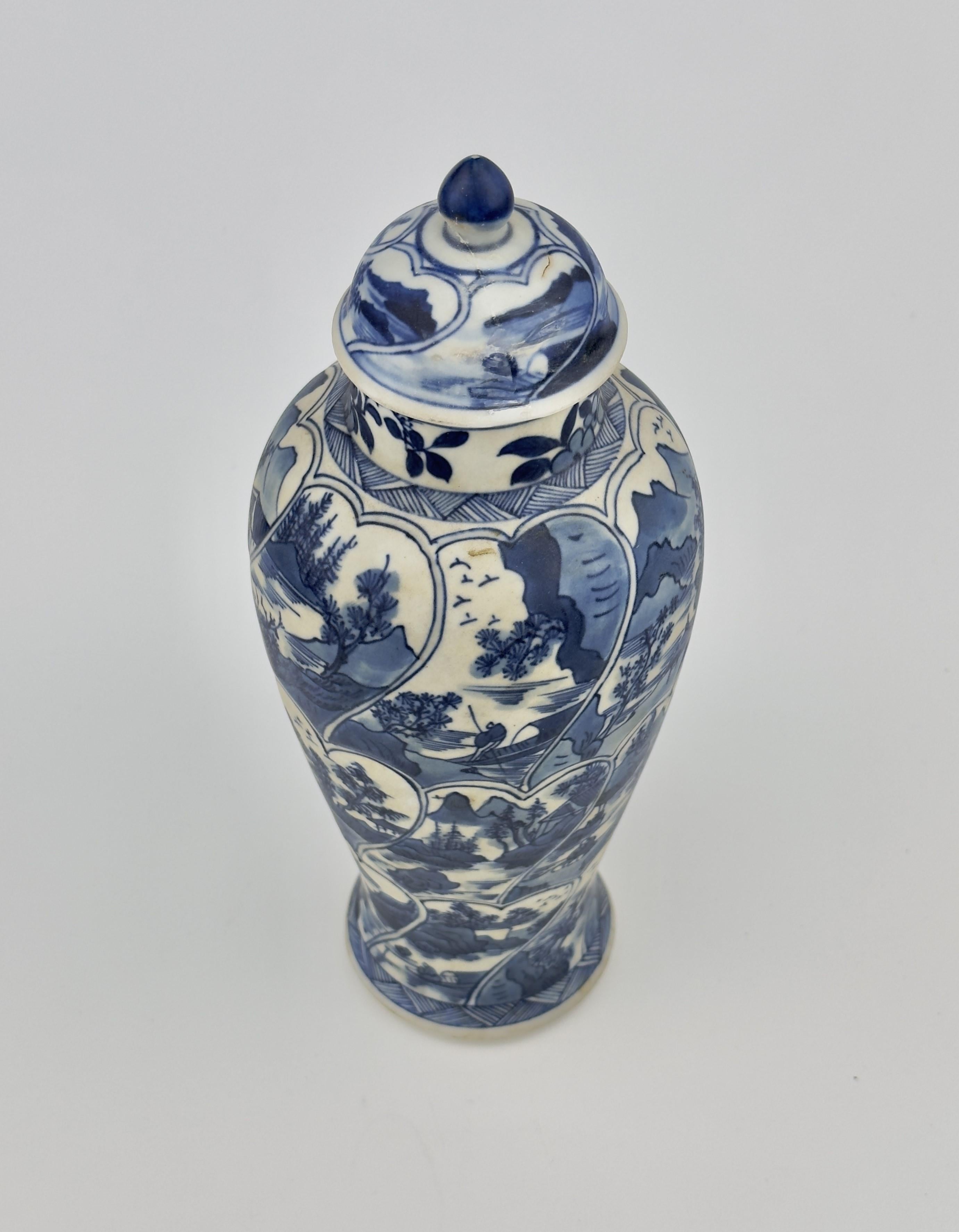 Blue and White Baluster Vase, Qing Dynasty, Kangxi Era, Circa 1690 In Good Condition For Sale In seoul, KR