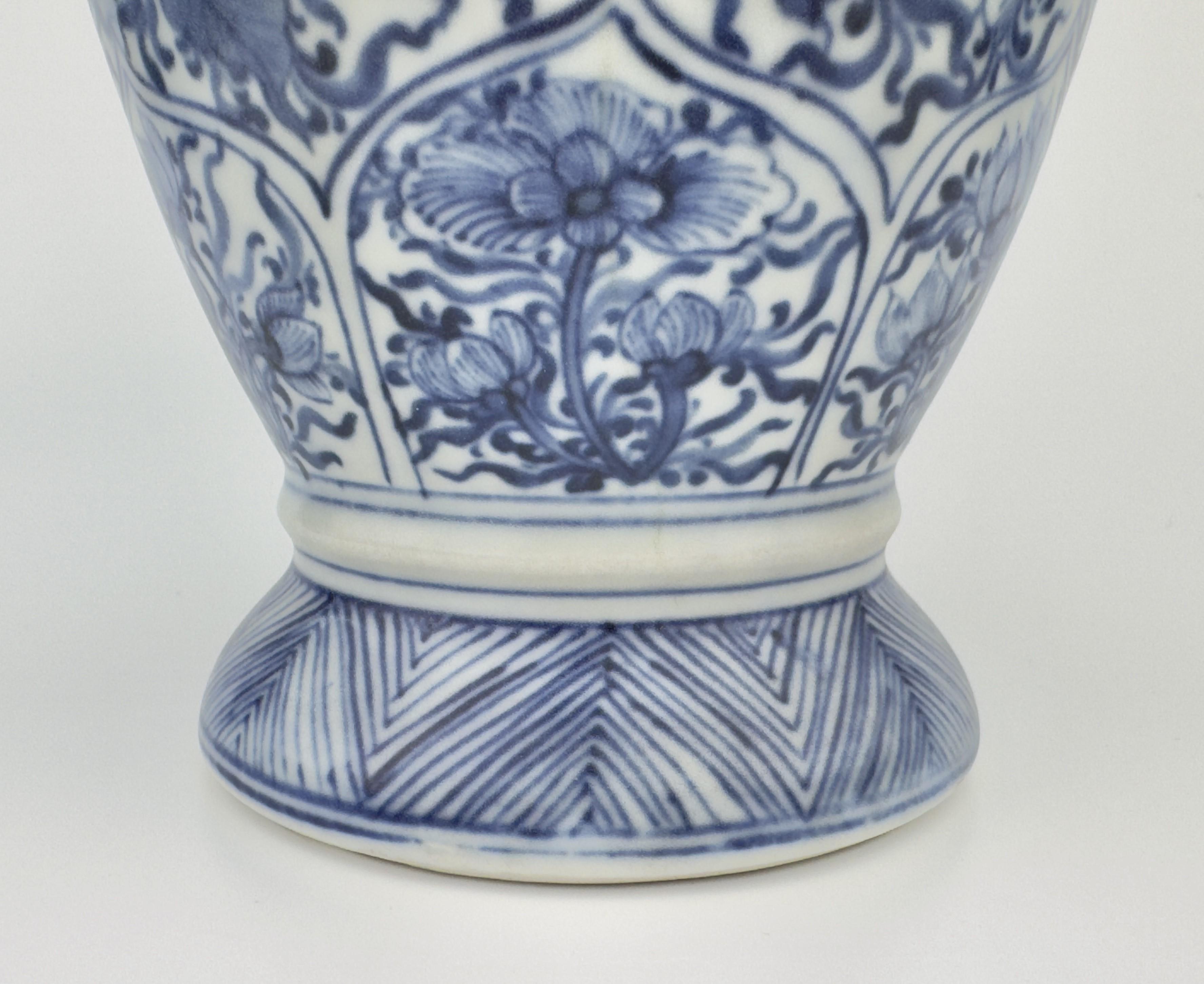 Blaue und weiße Balustervase, Qing Dynasty, Kangxi Ära, CIRCA 1690 im Angebot 1