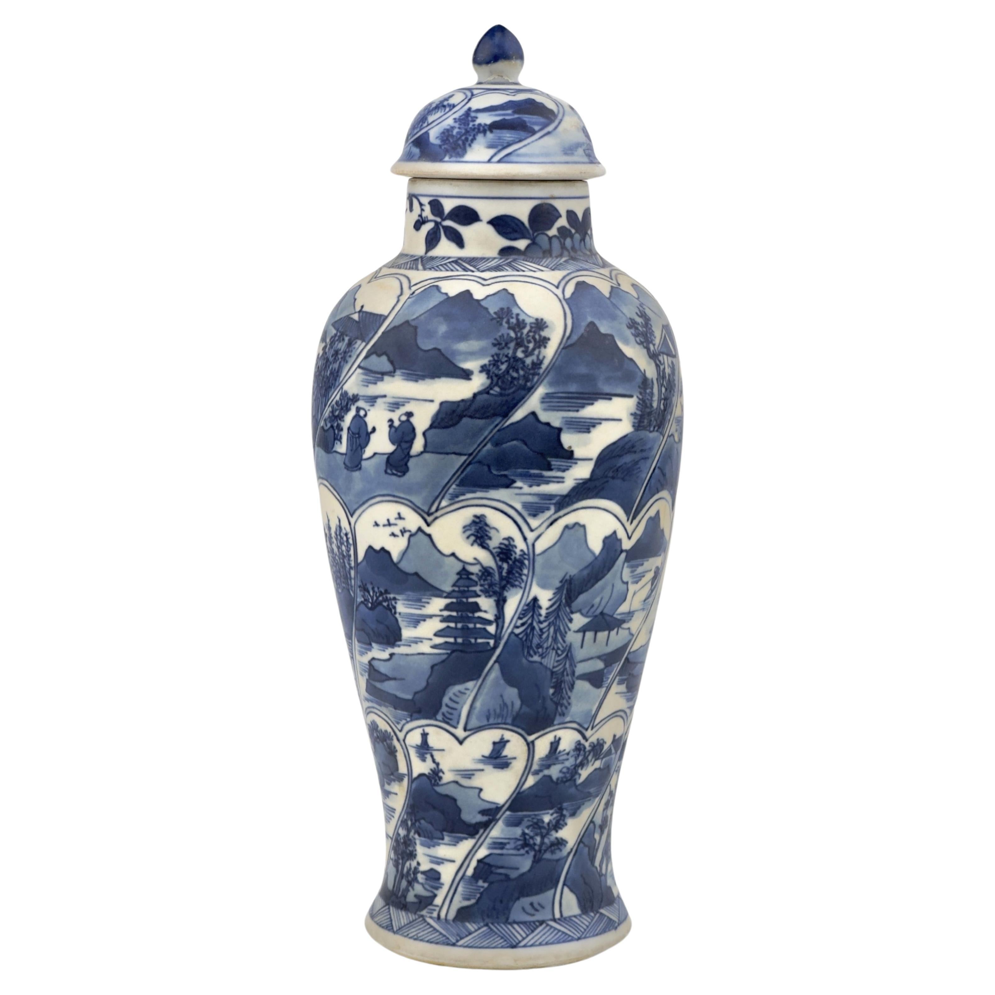 Blaue und weiße Balustervase, Qing Dynasty, Kangxi Ära, CIRCA 1690 im Angebot
