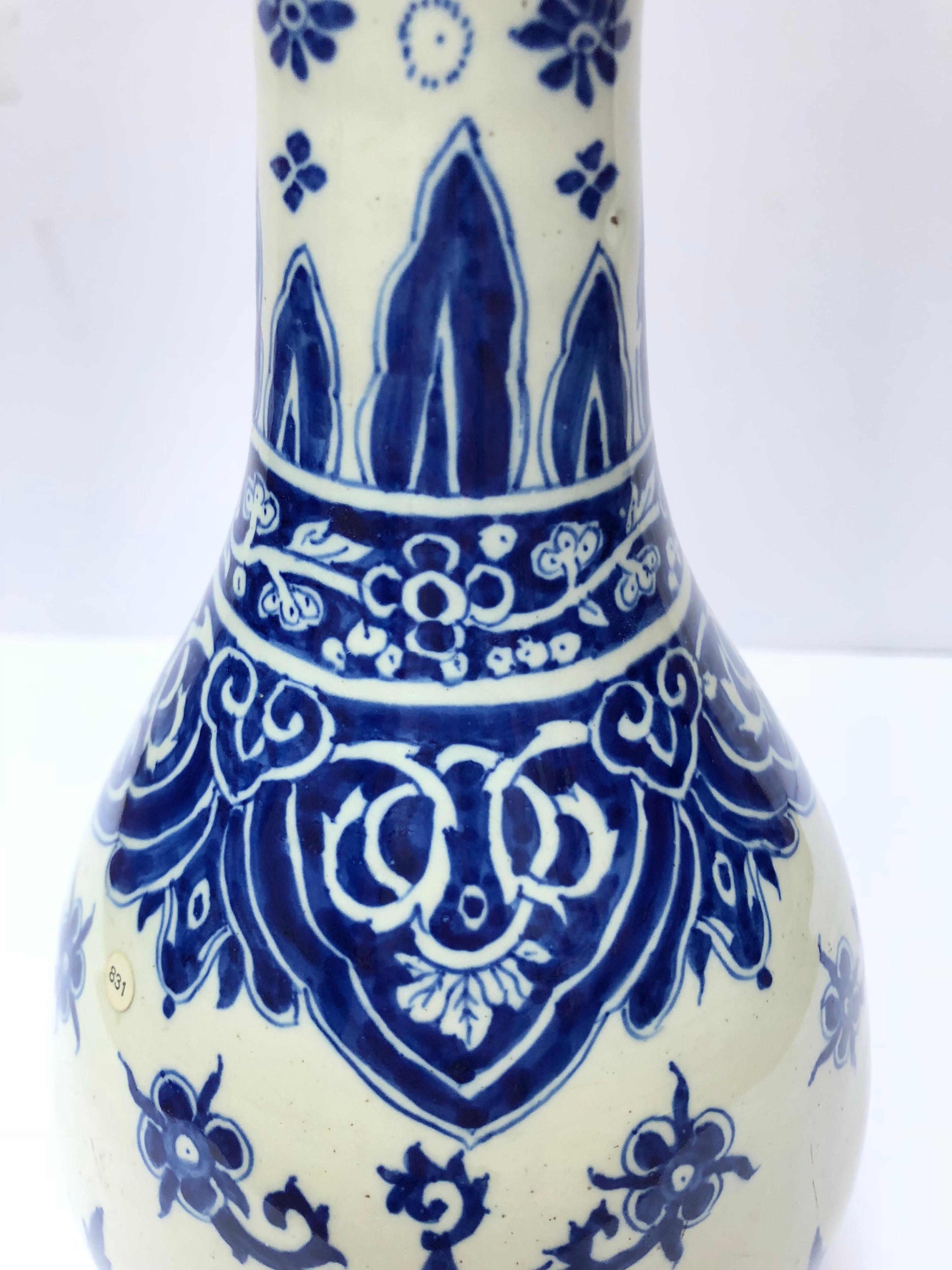 Blaue und weiße Flaschenvase, Delfter Porzellan von Adrianus Kocx (17. Jahrhundert) im Angebot