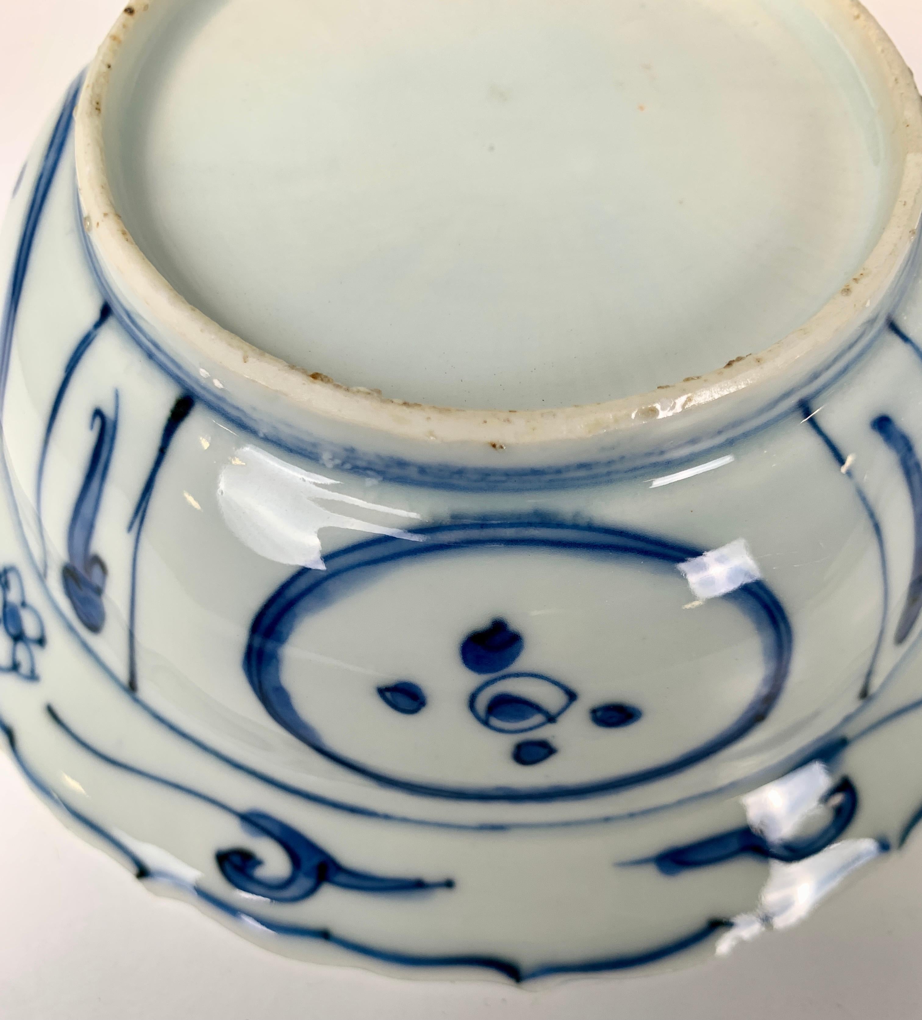 18th Century Blue and White Bowl Chinese Porcelain Kraak Made for Export c-1700 Kangxi Period
