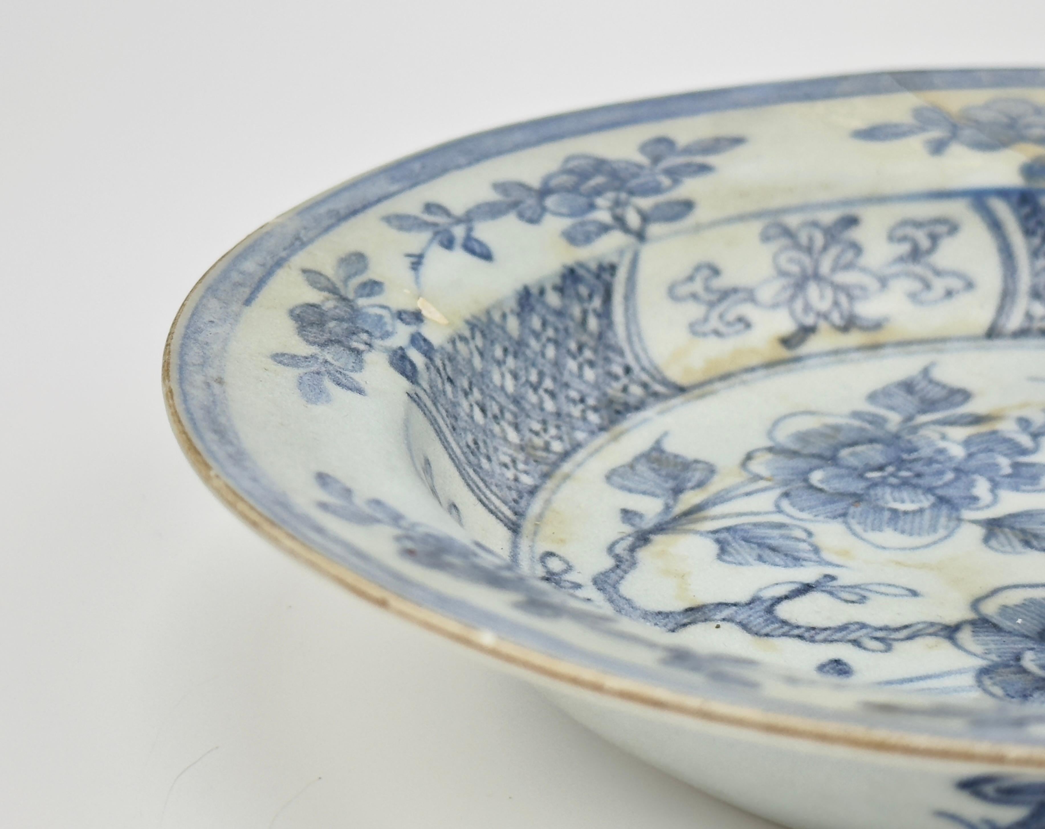 Blue and White Bowl Circa 1725, Qing Dynasty, Yongzheng Era In Fair Condition For Sale In seoul, KR