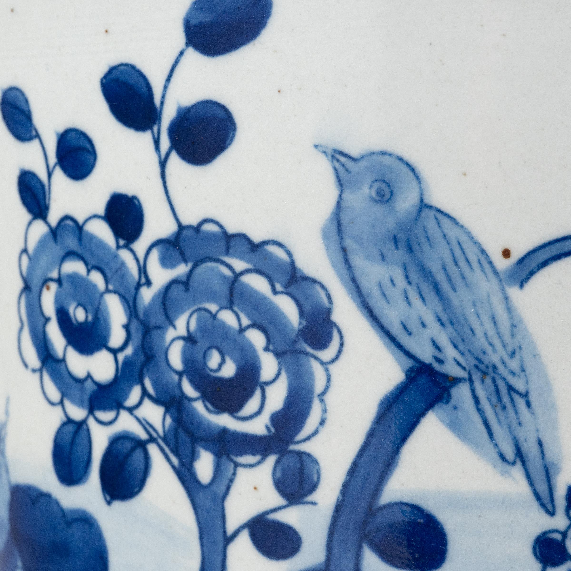 Blauer und weißer Bürstentopf mit Vögeln und Pfingstrosen (Chinesisch) im Angebot