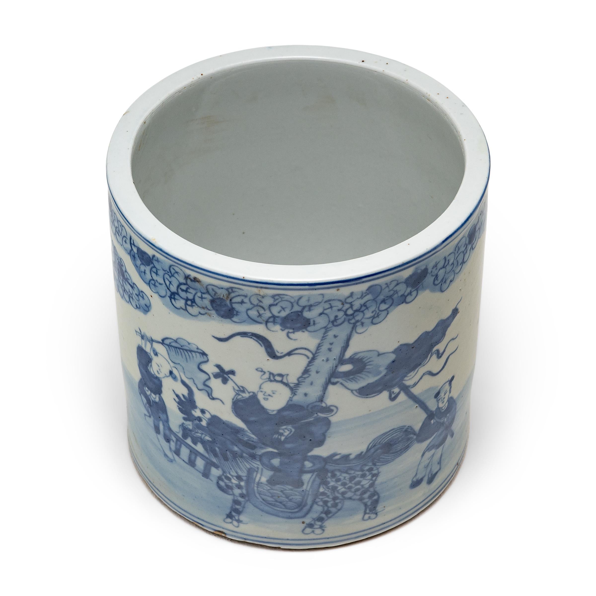 Chinese Export Blue and White Brush Pot with First Scholar For Sale