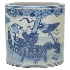Pot à pinceaux bleu et blanc avec premier érudit