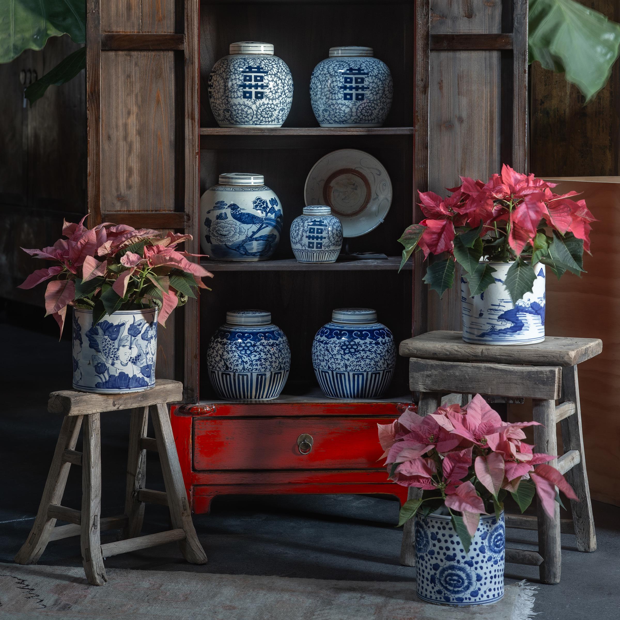 Chinois Pot à pinceaux bleu et blanc avec Koi et lotus en vente