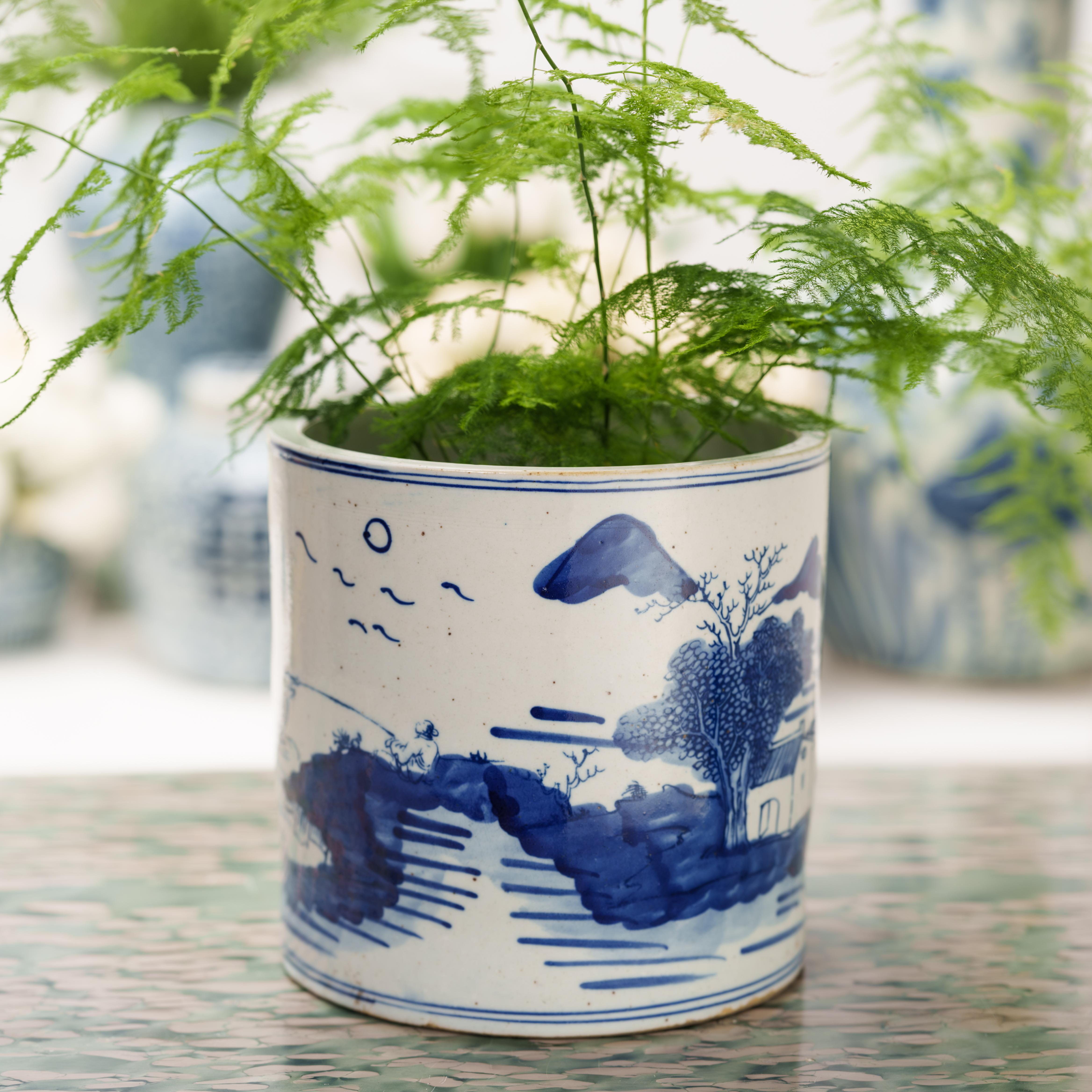 Accanto ai quattro tesori dello studio - il pennello per la calligrafia, l'inchiostro, la carta e la pietra da calamaio - il pennello, o bitong, era un elemento essenziale della scrivania degli studiosi. Questo vaso a spazzola in porcellana