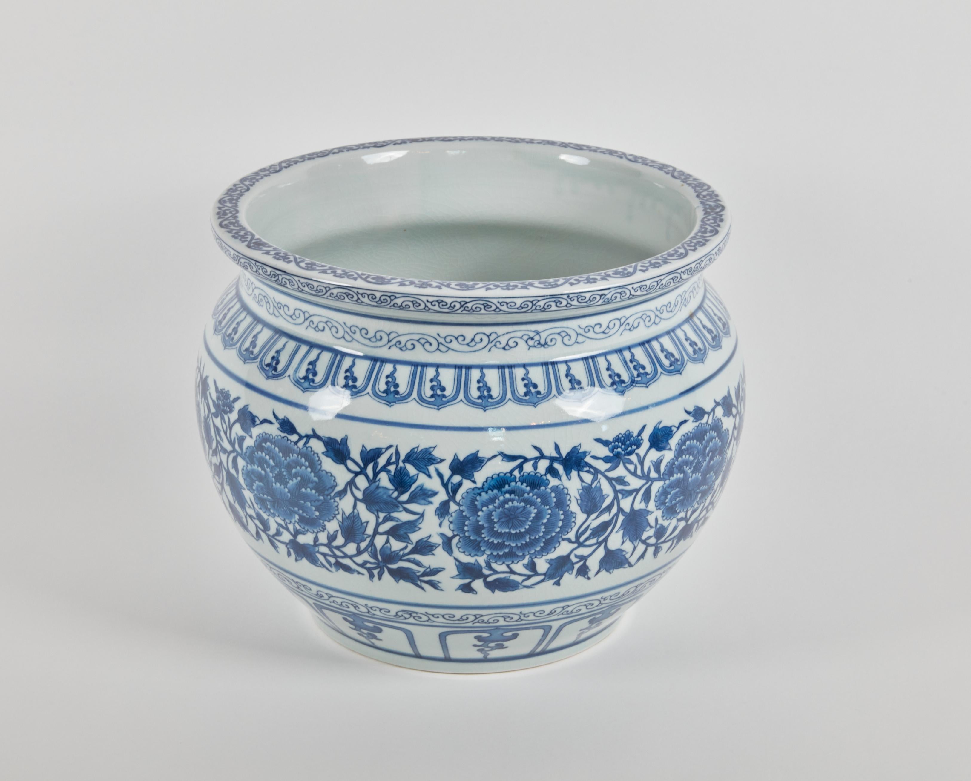 Blue and white Cachpot

Size: 12