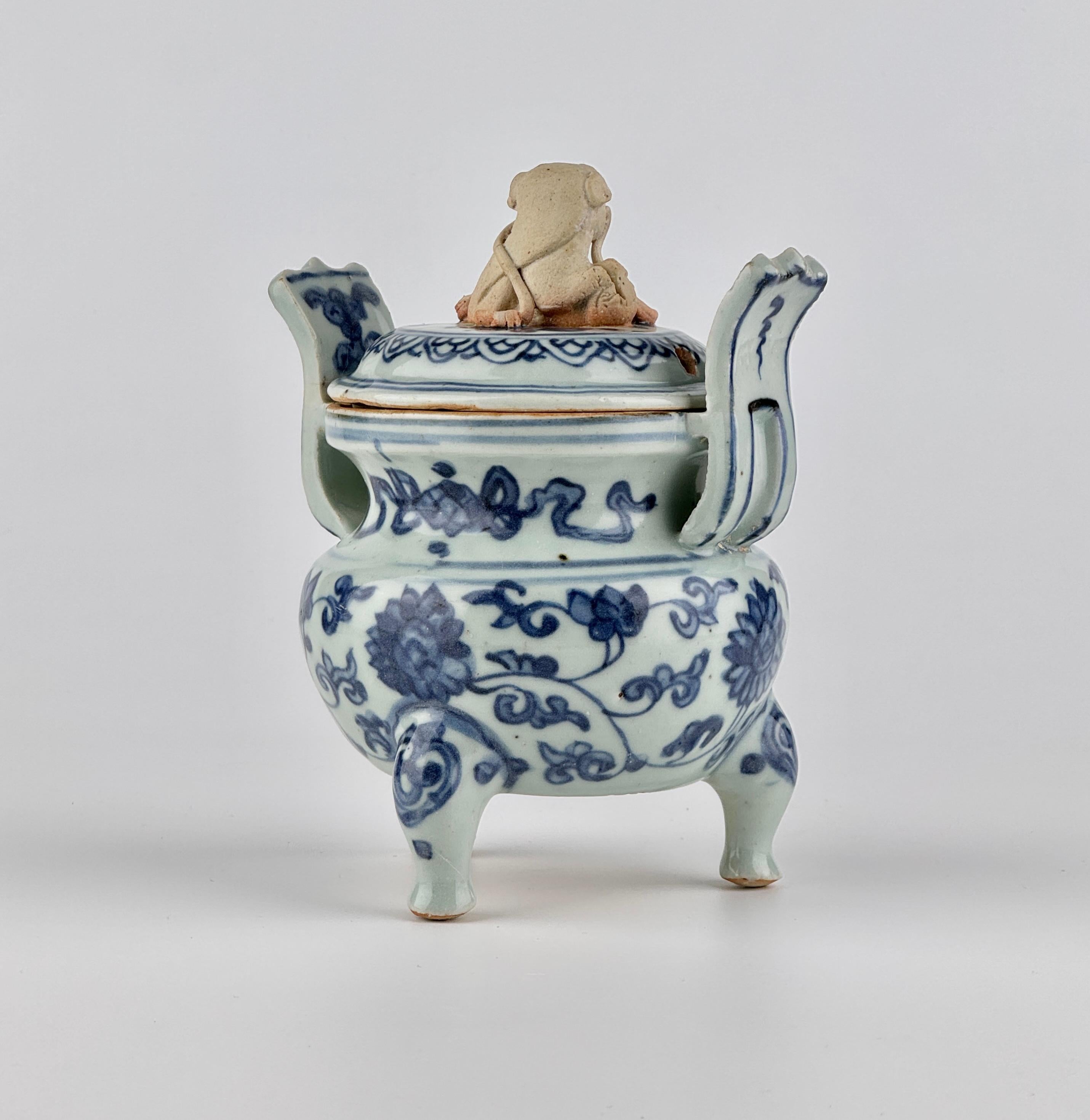 Hong Kong Blue and White Censer with Lotus Design and Lion Finial, Mid-Late Ming Dynasty