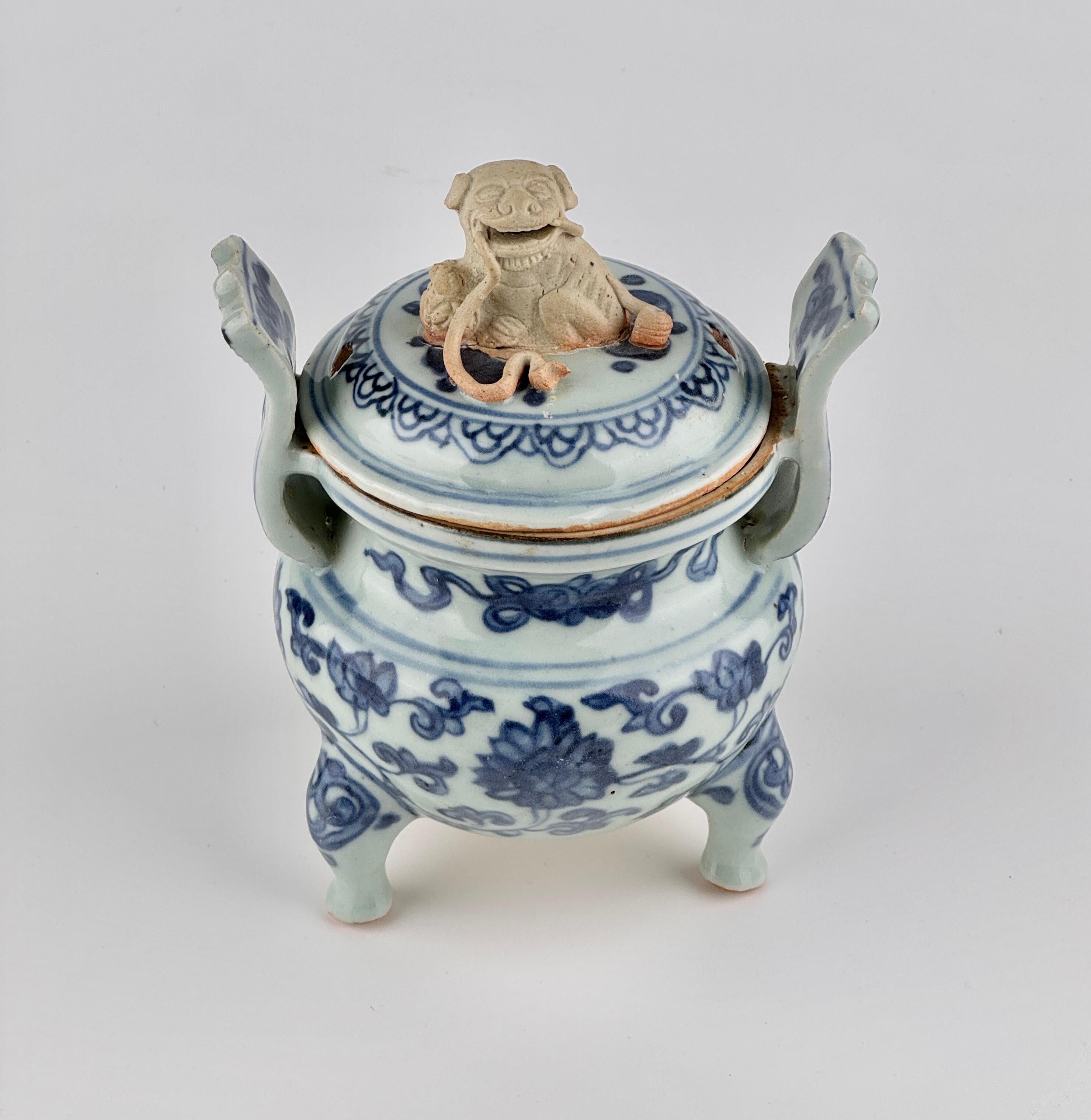 Blue and White Censer with Lotus Design and Lion Finial, Mid-Late Ming Dynasty In Good Condition In seoul, KR