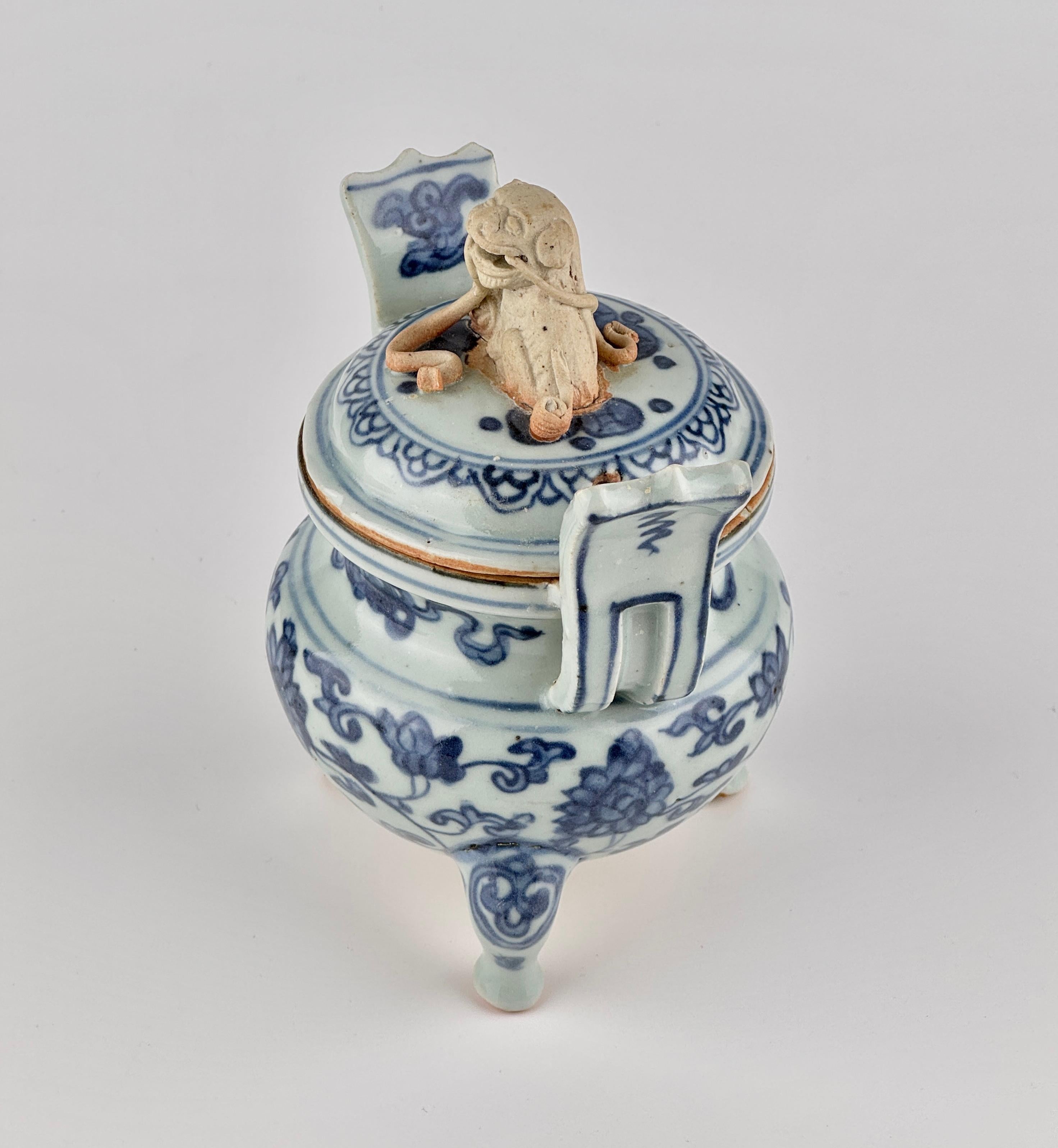 18th Century and Earlier Blue and White Censer with Lotus Design and Lion Finial, Mid-Late Ming Dynasty