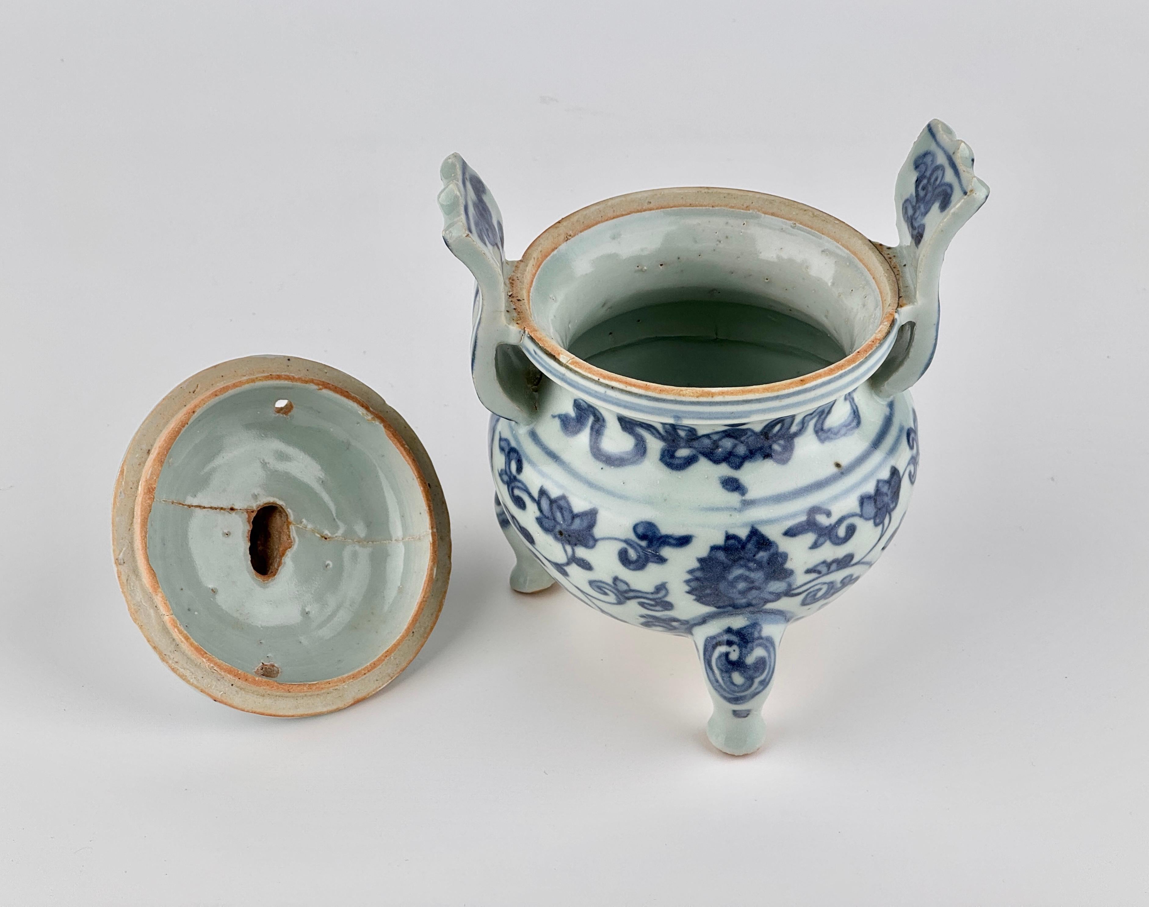 Porcelain Blue and White Censer with Lotus Design and Lion Finial, Mid-Late Ming Dynasty
