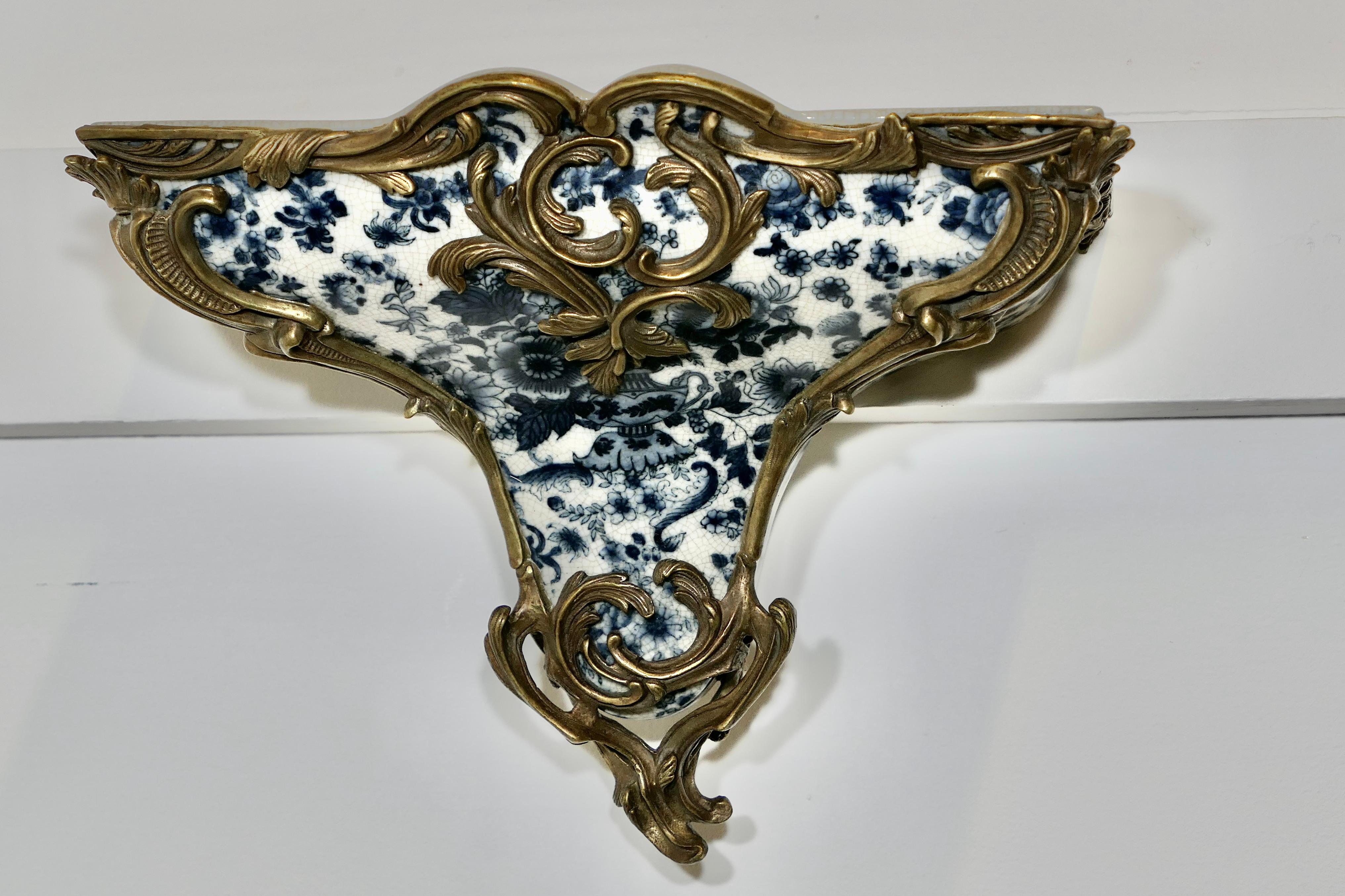 Provincial français Support mural bleu et blanc en céramique et bronze doré   C'est une belle pièce en vente