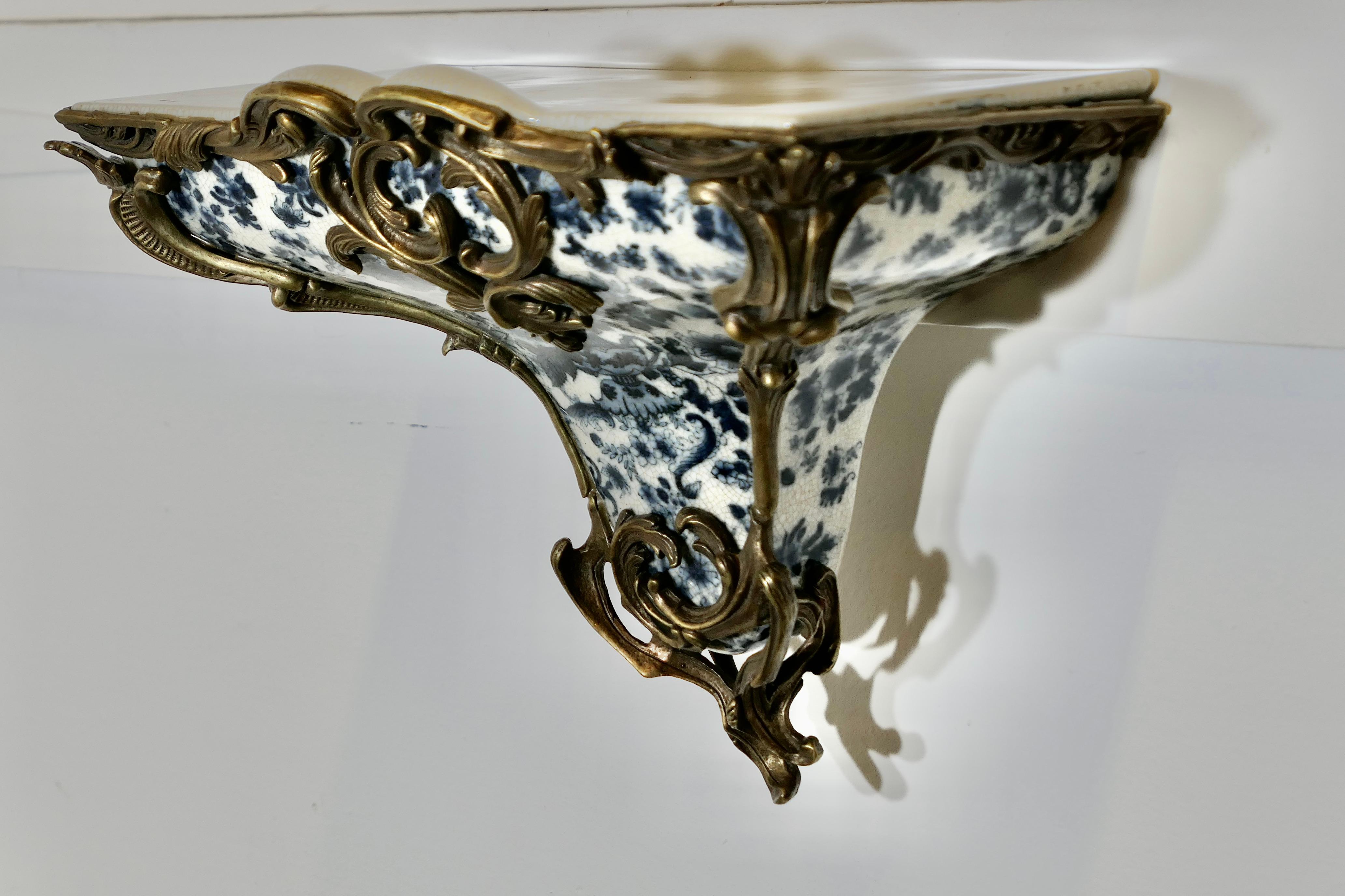 Fin du XIXe siècle Support mural bleu et blanc en céramique et bronze doré   C'est une belle pièce en vente