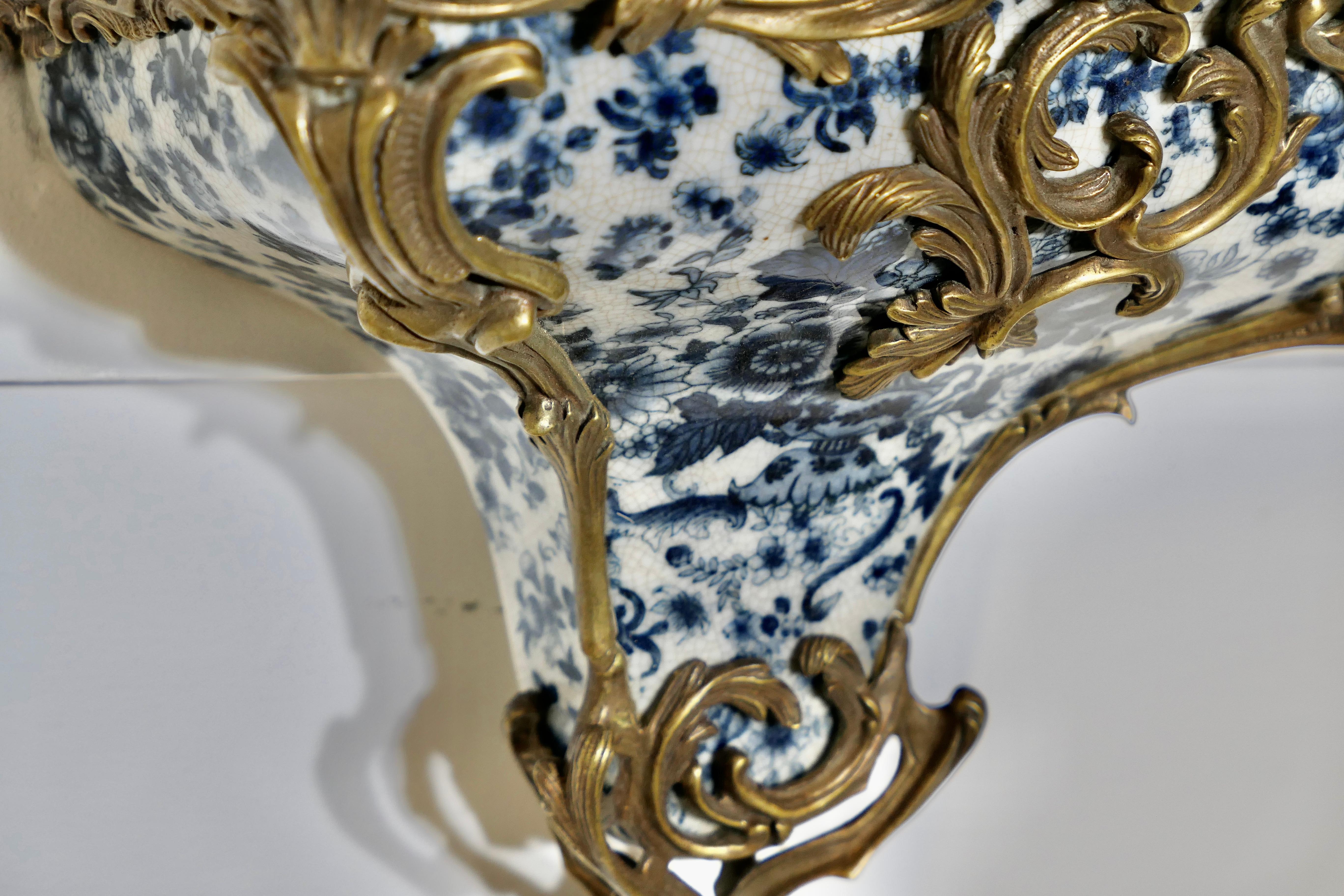 Support mural bleu et blanc en céramique et bronze doré   C'est une belle pièce en vente 1