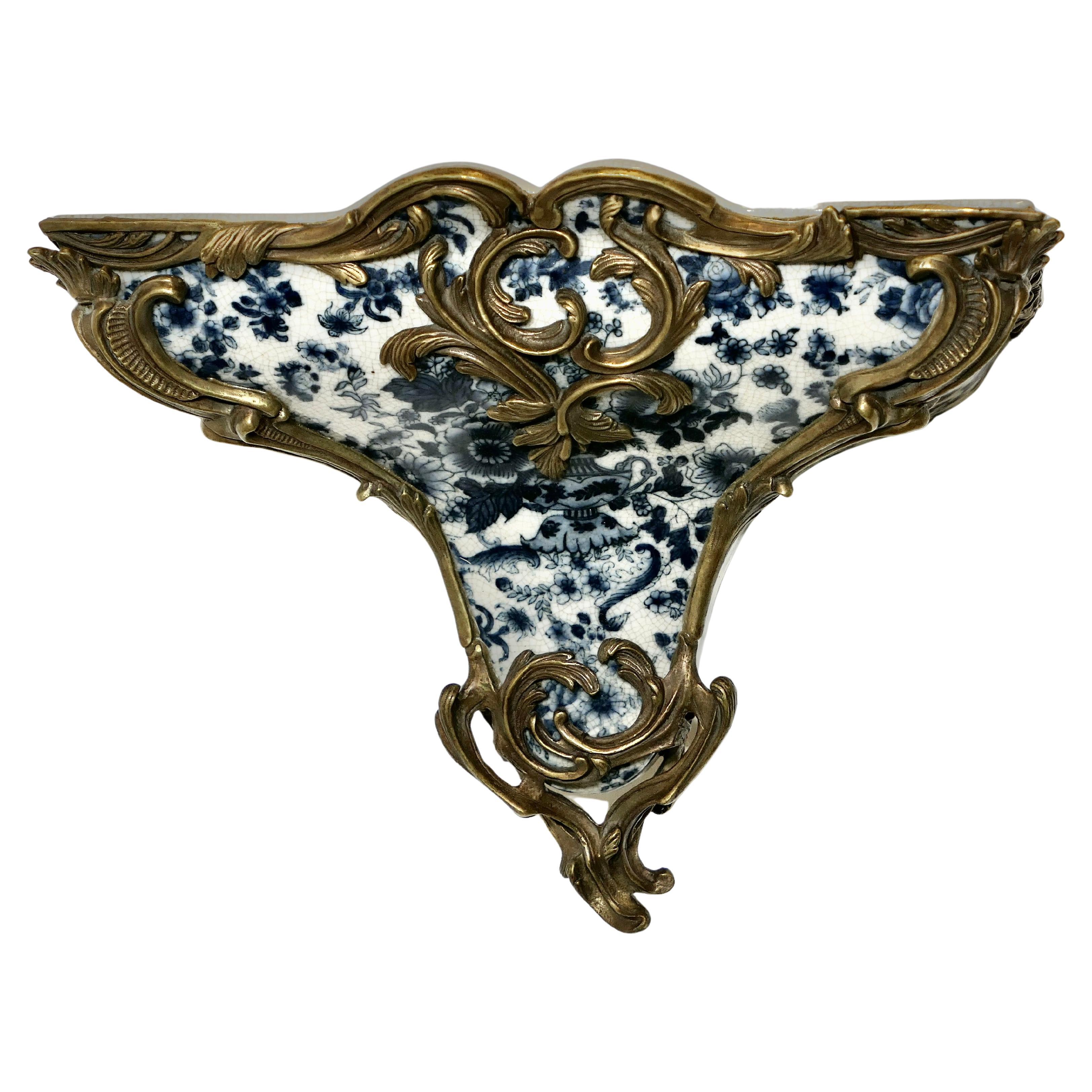 Wandhalterung aus blauer und weißer Keramik und Goldbronze   Dies ist ein wunderschönes Stück