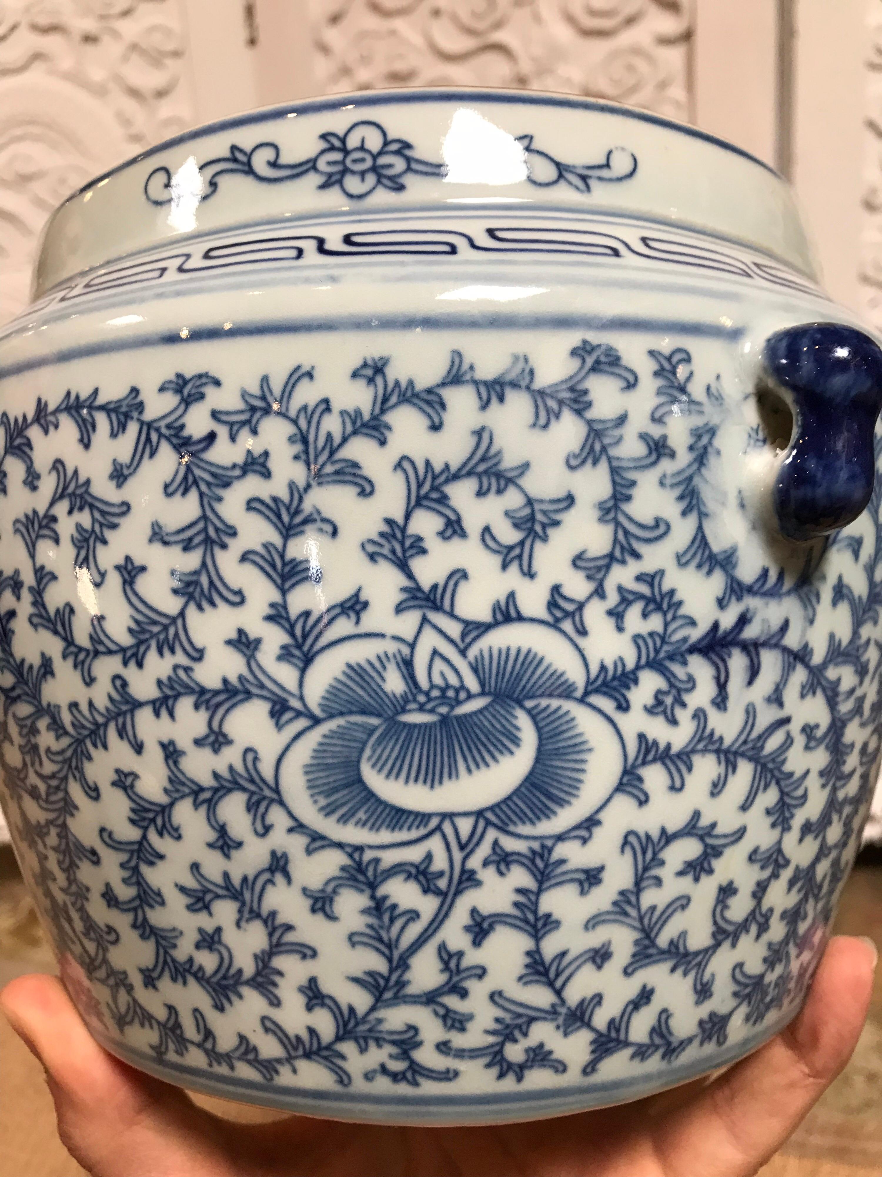 Blue and White Ceramic Chinese Pot with Lid For Sale 3