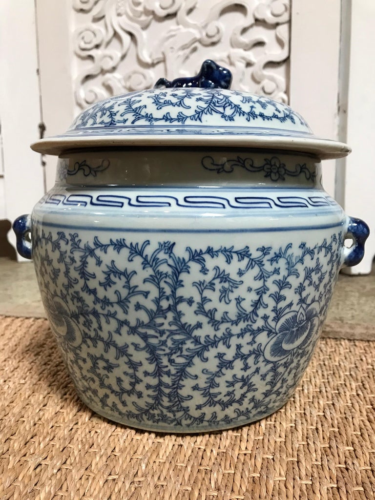 Blue and White Ceramic Chinese Pot with Lid For Sale at 1stDibs