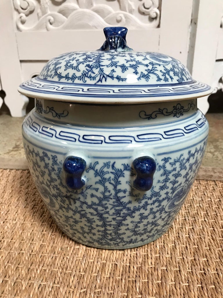 https://a.1stdibscdn.com/blue-and-white-ceramic-chinese-pot-with-lid-for-sale-picture-4/f_8514/1566409483057/mobilejpegupload_052256D878B841ECA1BC0D94AE64DDE4_master.jpg?width=768