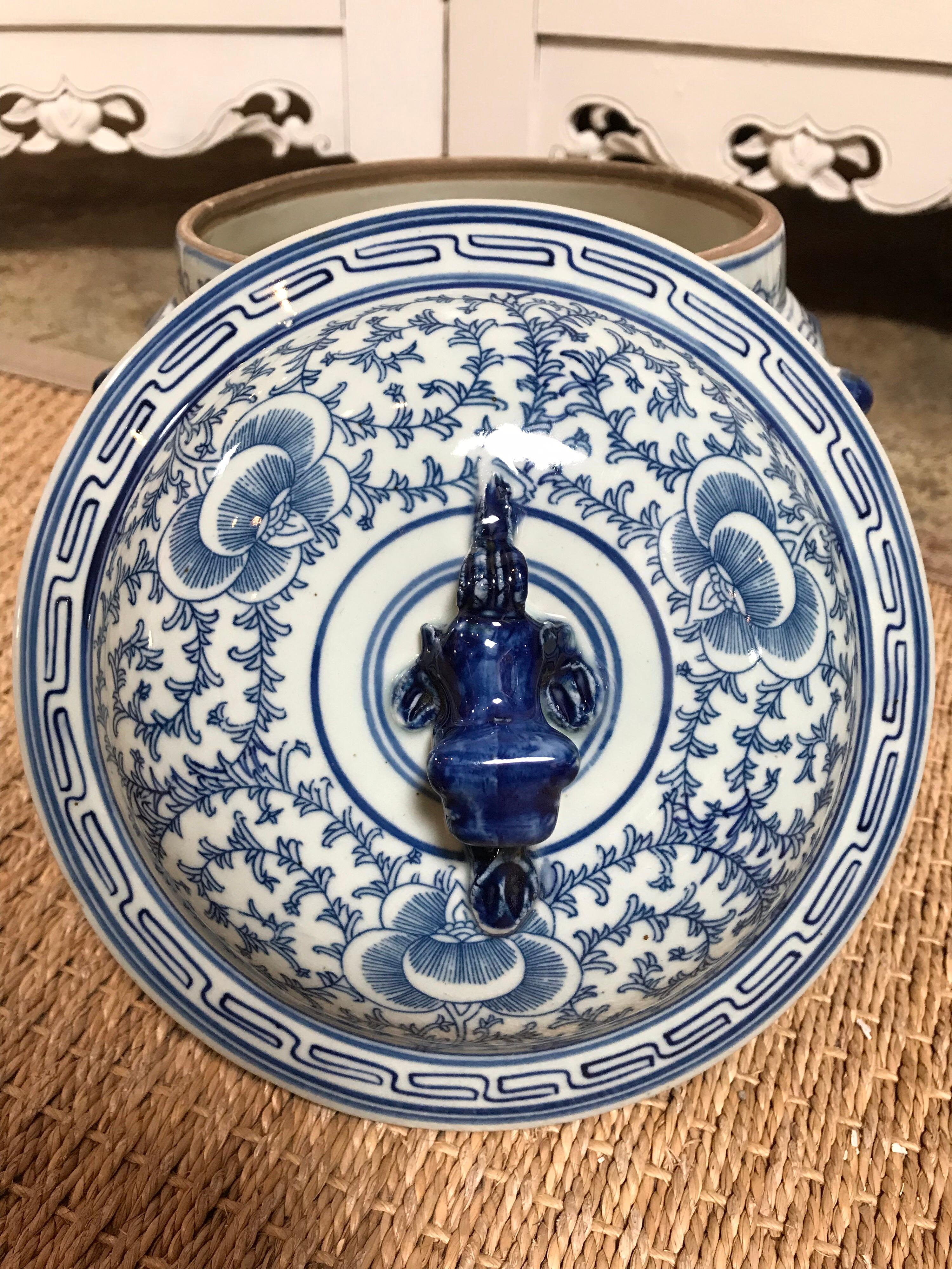 Blue and White Ceramic Chinese Pot with Lid In Good Condition For Sale In Dallas, TX
