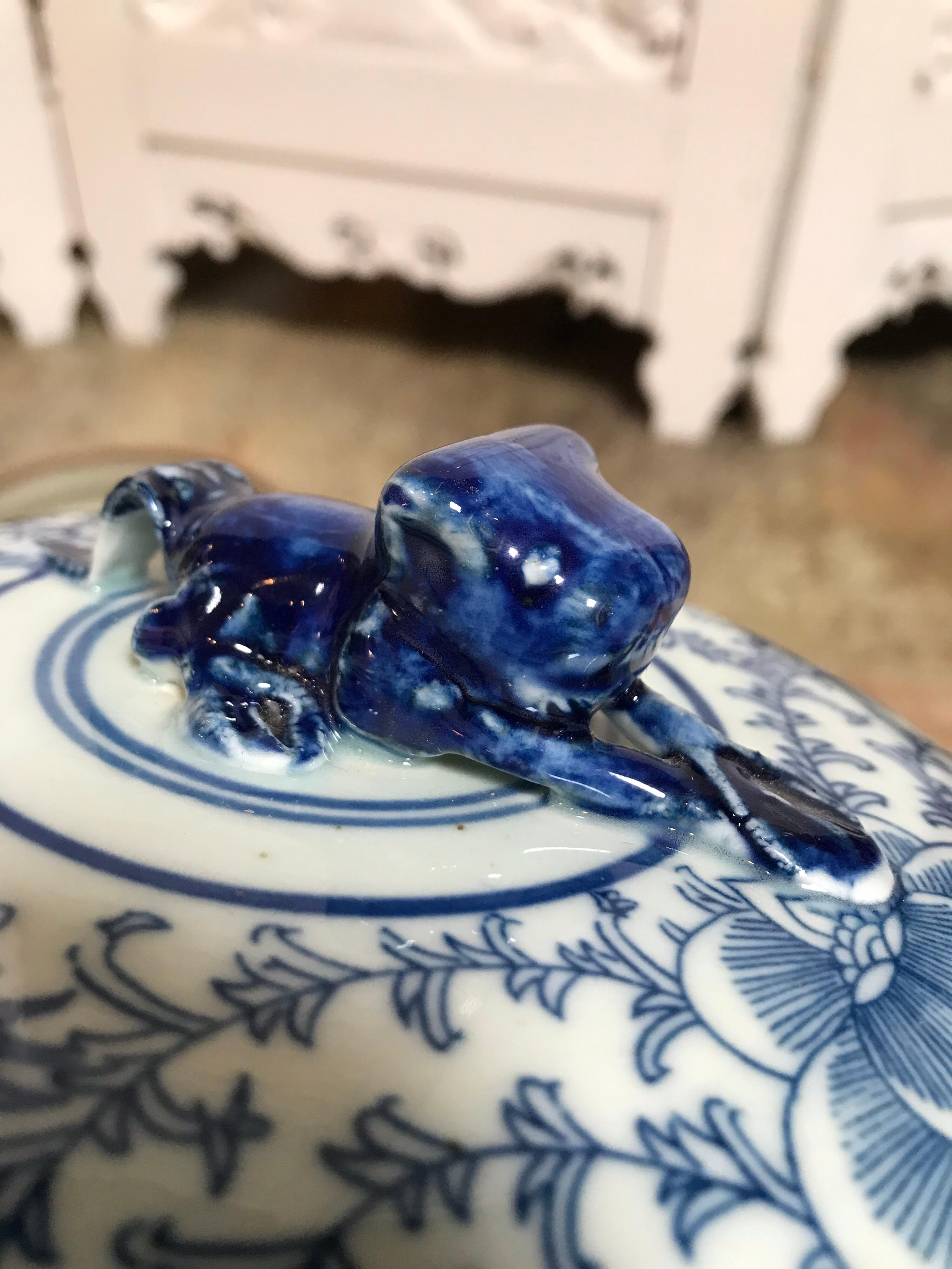 Blauer und weißer Keramik-Topf mit Deckel (20. Jahrhundert) im Angebot