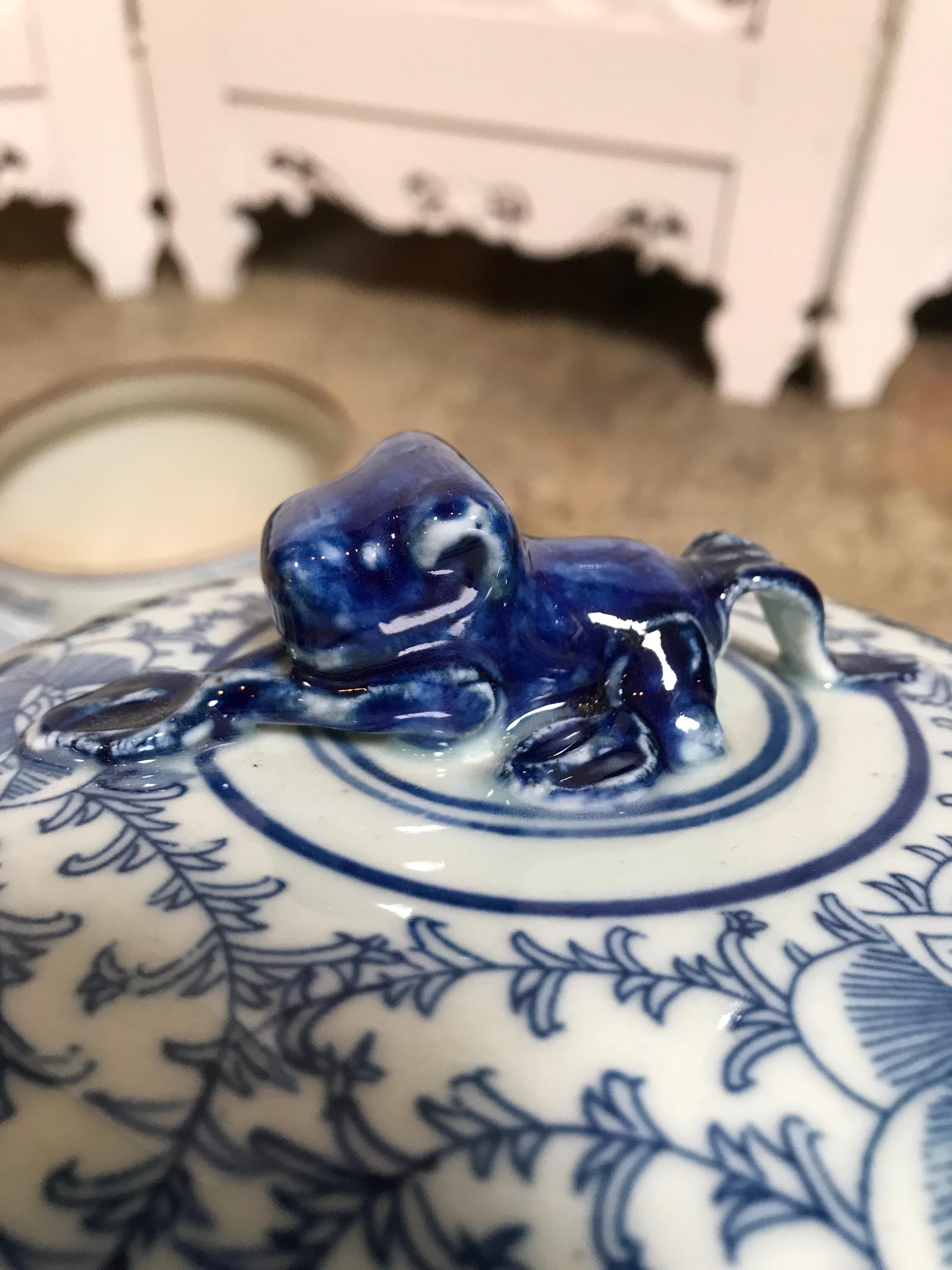 Blauer und weißer Keramik-Topf mit Deckel im Angebot 1