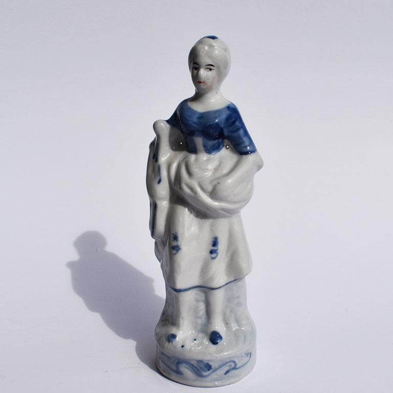 Blau-weiße keramische Chintz-Figur einer Bäuerin (Georgian) im Angebot