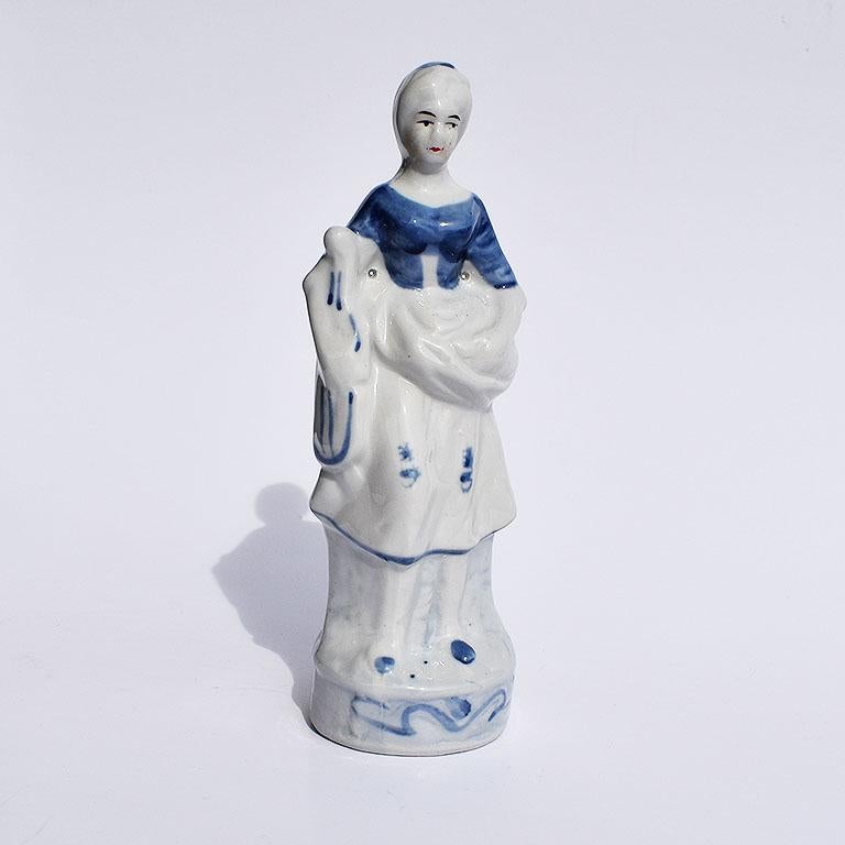 Américain Figurine d'une paysanne en céramique bleue et blanche Chintz en vente