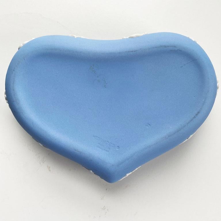 Néoclassique Boîte à bijoux en céramique bleue et blanche en forme de cœur avec couvercle de Wedgwood en vente