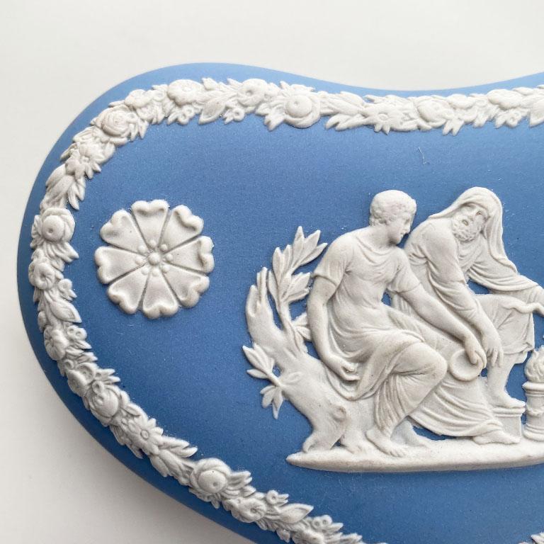 Caja de baratijas de cerámica azul y blanca en forma de corazón con tapa de Wedgwood en Bueno estado para la venta en Oklahoma City, OK