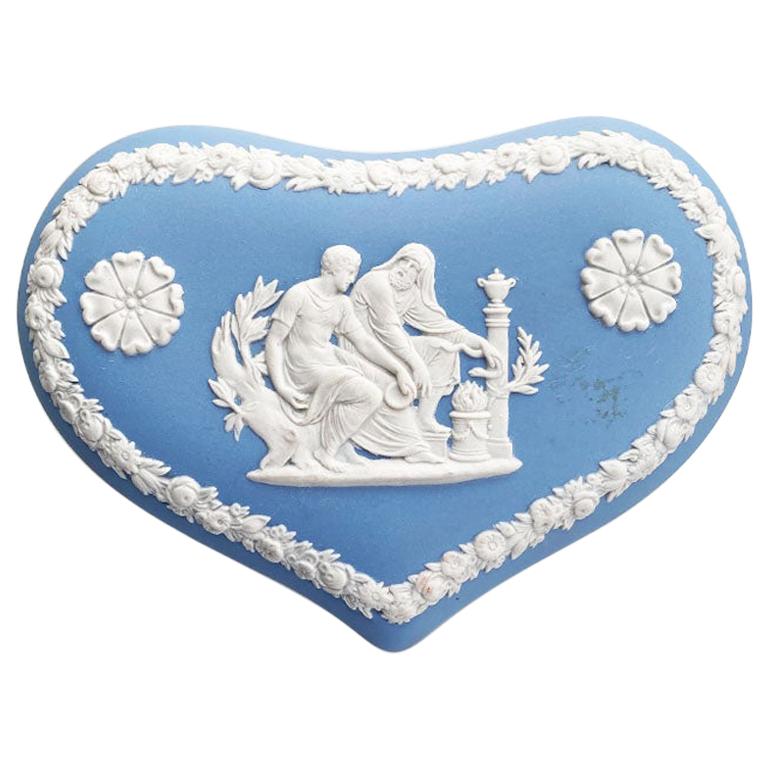 Caja de baratijas de cerámica azul y blanca en forma de corazón con tapa de Wedgwood